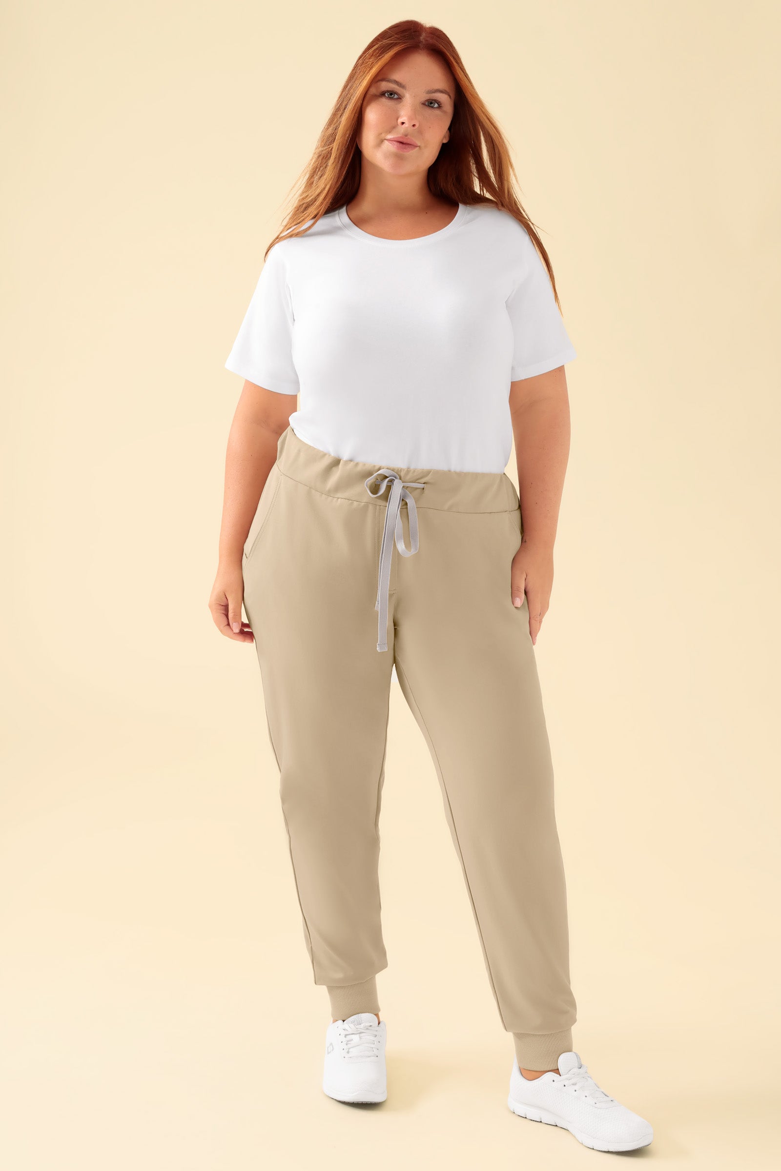 KAERE Hose Damen - Saumbündchen ohne Beintaschen sand, Vorderansicht Das Model ist 173 cm gross und trägt Grösse XL