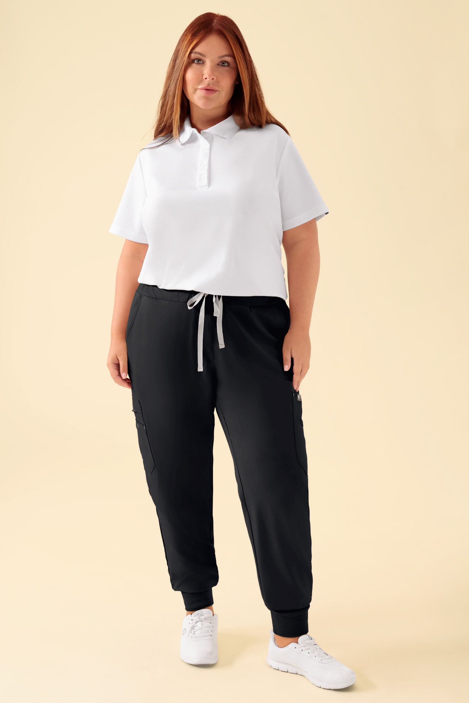 KAERE Hose Damen - Saumbündchen mit Beintaschen schwarz, Vorderansicht Das Model ist 173 cm gross und trägt Grösse XL