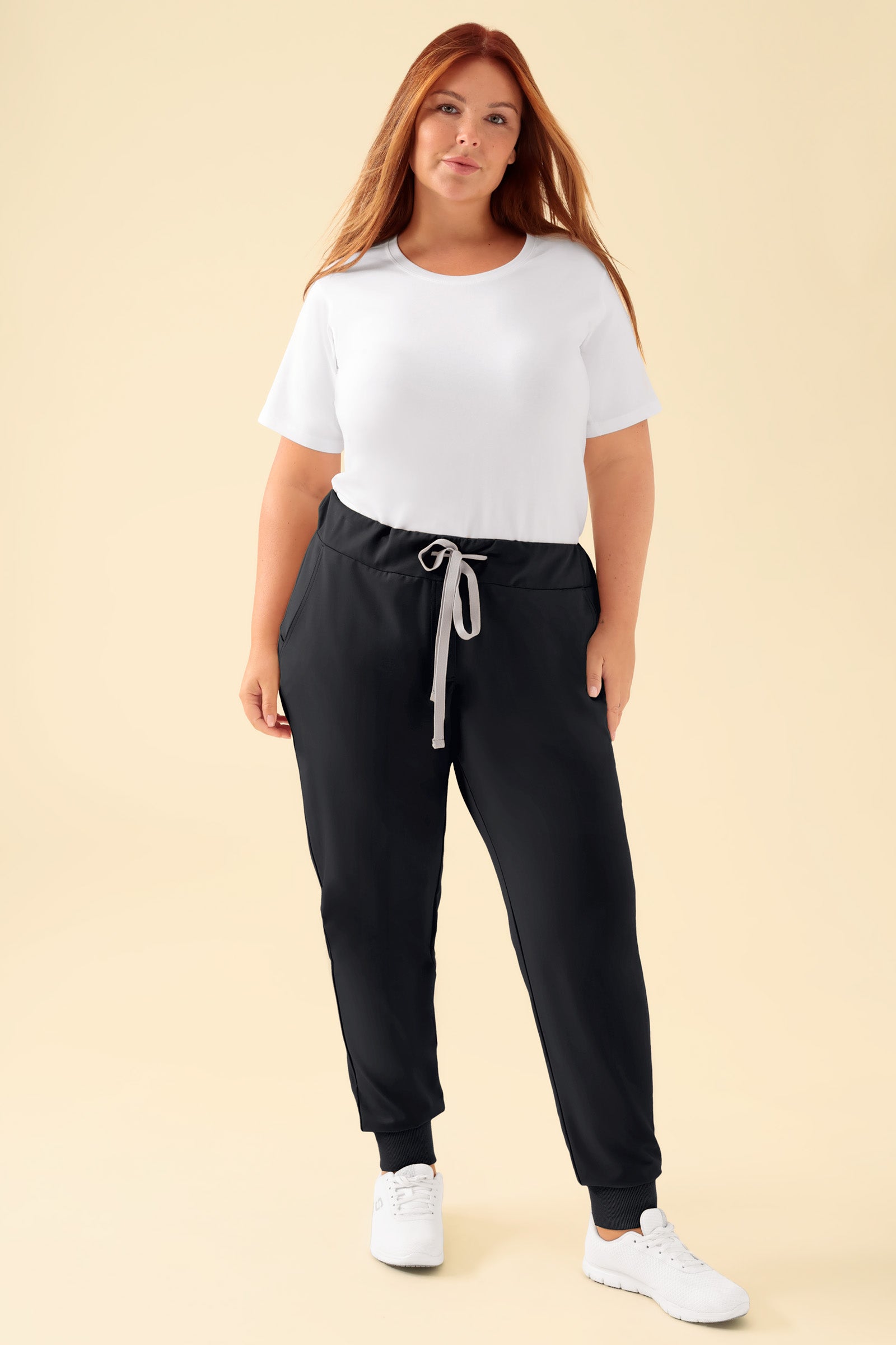 KAERE Hose Damen - Saumbündchen ohne Beintaschen schwarz, Vorderansicht Das Model ist 173 cm gross und trägt Grösse XL