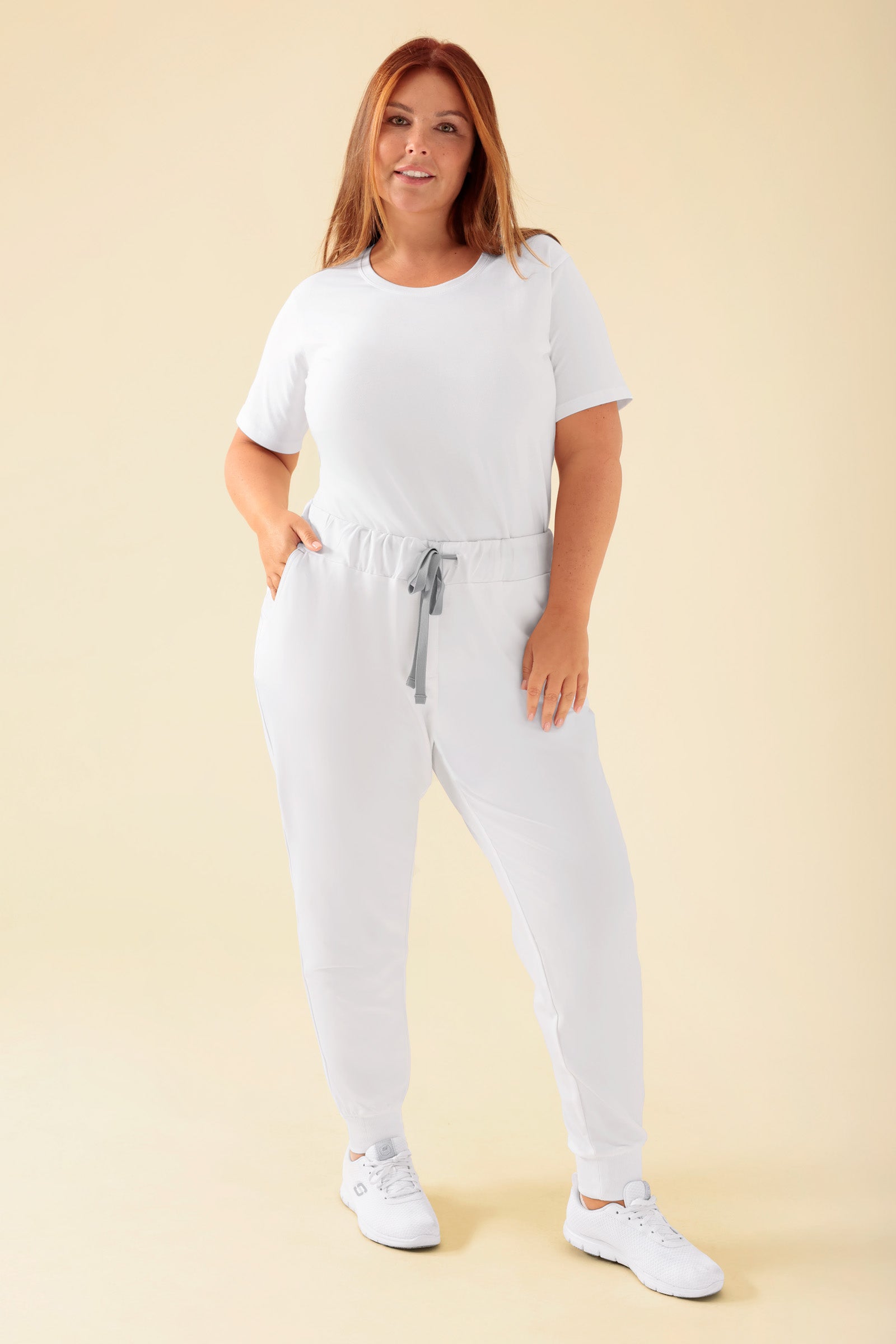 KAERE Hose Damen - Saumbündchen ohne Beintaschen weiss, Vorderansicht Das Model ist 173 cm gross und trägt Grösse XL
