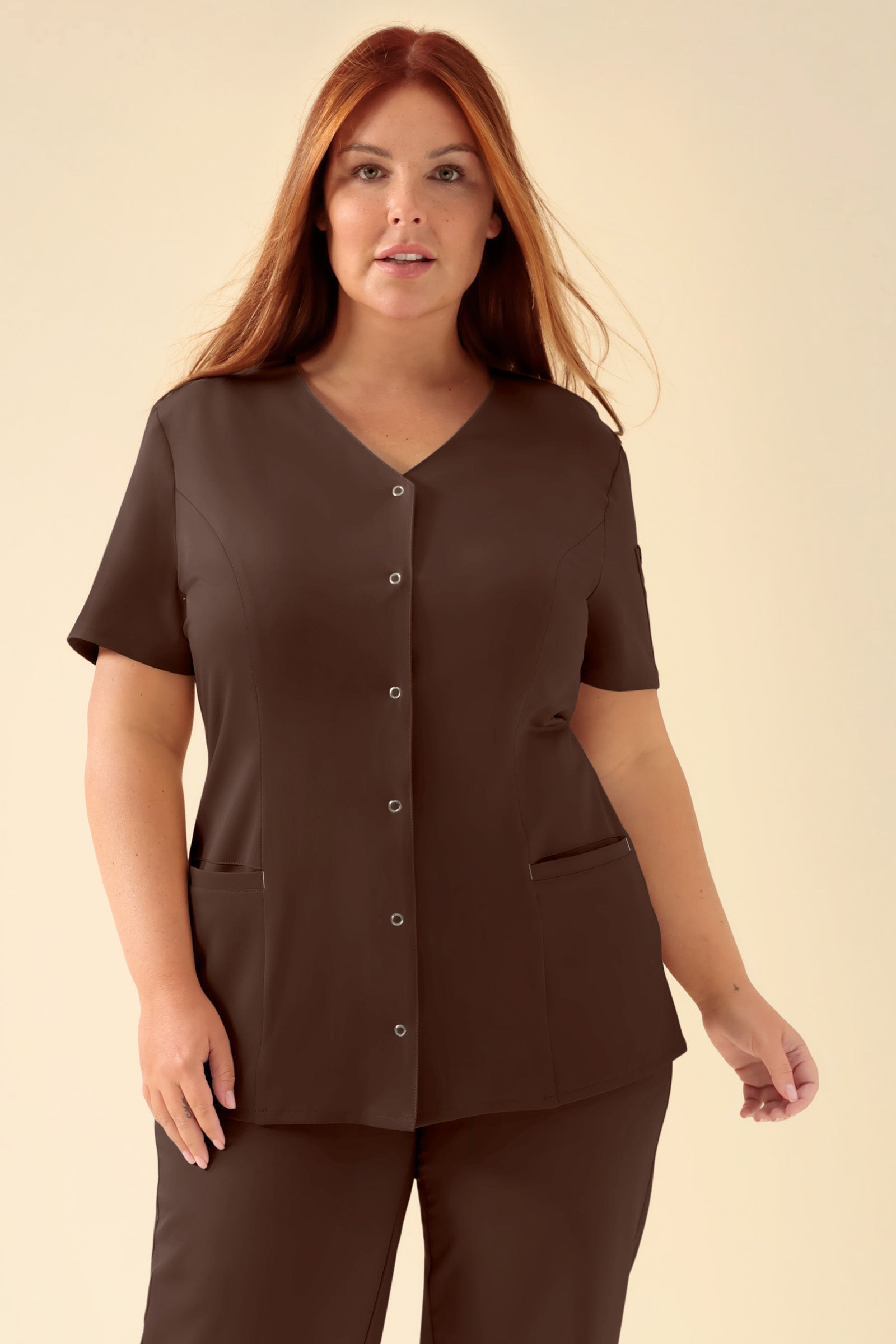 KAERE Kasack Damen - durchgeknöpft coffee, Vue de face Le mannequin mesure 173 cm et porte la taille XL