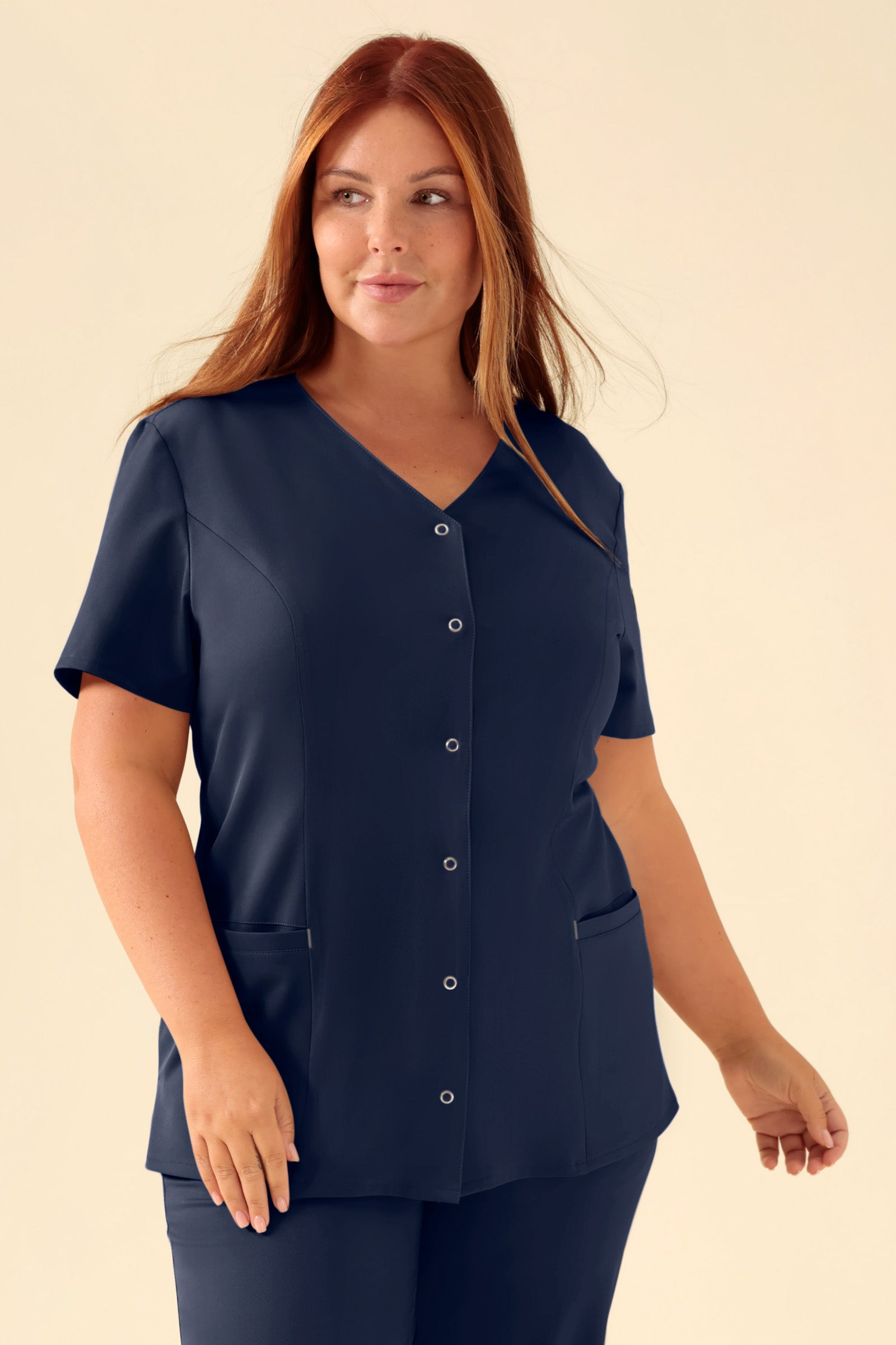 KAERE Kasack Damen - durchgeknöpft navy, Vorderansicht Das Model ist 173 cm gross und trägt Grösse XL