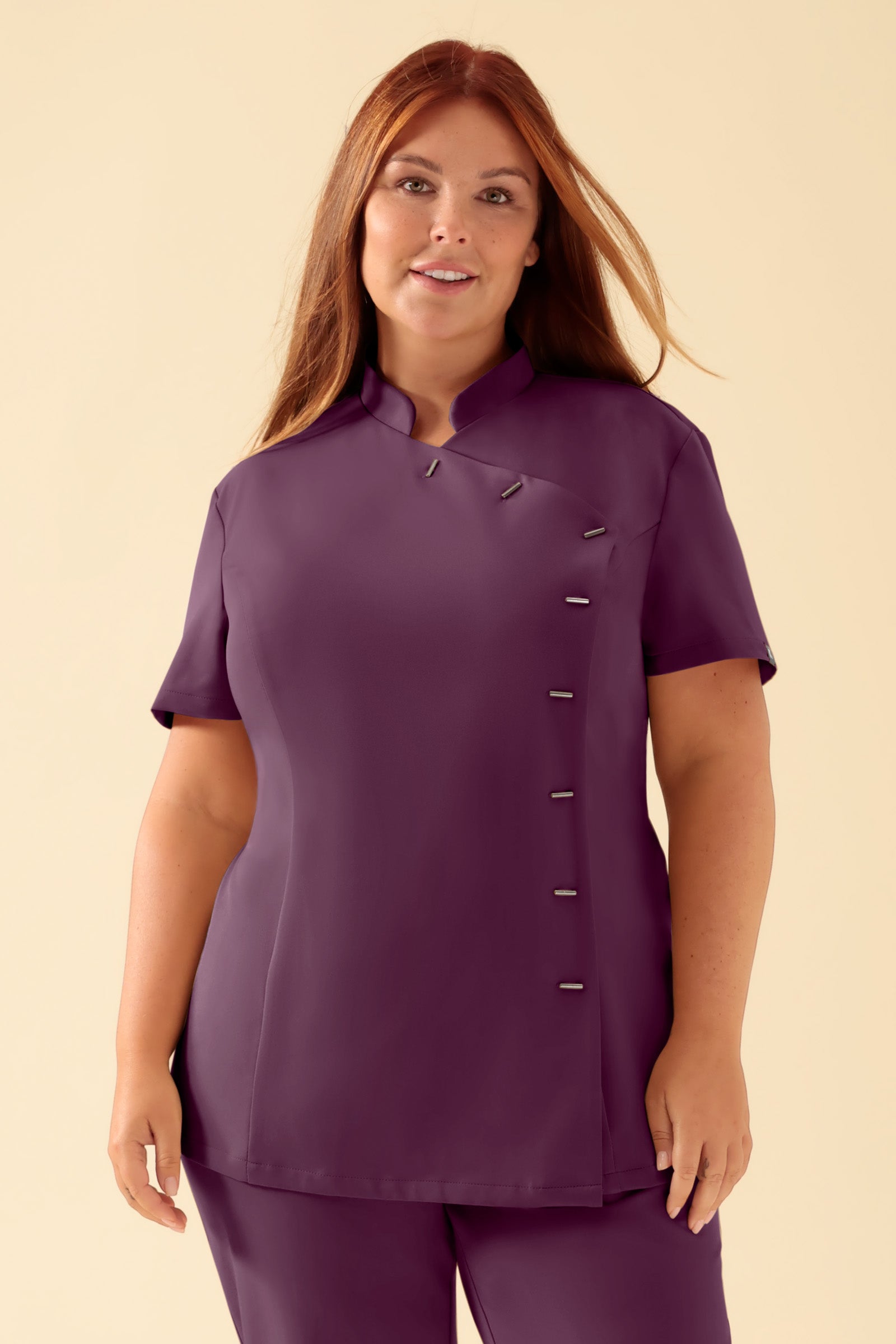 KAERE Kasack Damen - asymmetrische Knopfleiste pflaume, Vue de face Le mannequin mesure 173 cm et porte la taille XL