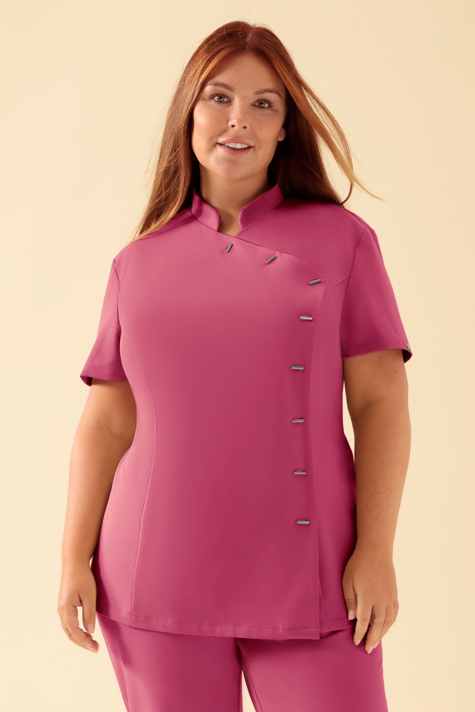 KAERE Kasack Damen - asymmetrische Knopfleiste rosenholz, Vorderansicht Das Model ist 173 cm gross und trägt Grösse XL