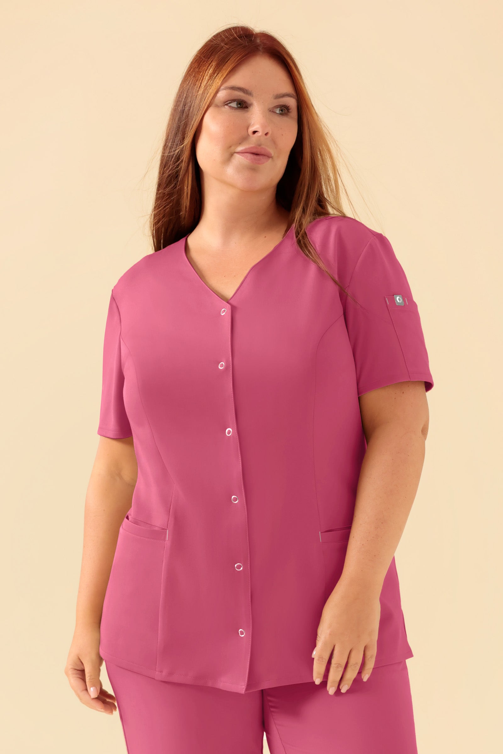 KAERE Kasack Damen - durchgeknöpft rosenholz, Vorderansicht Das Model ist 173 cm gross und trägt Grösse XL