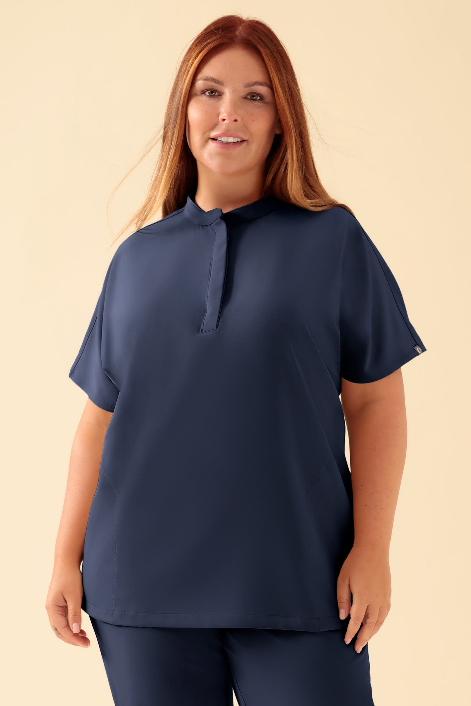KAERE Schlupfkasack Damen - Stehkragen navy, Vorderansicht Das Model ist 173 cm gross und trägt Grösse XL