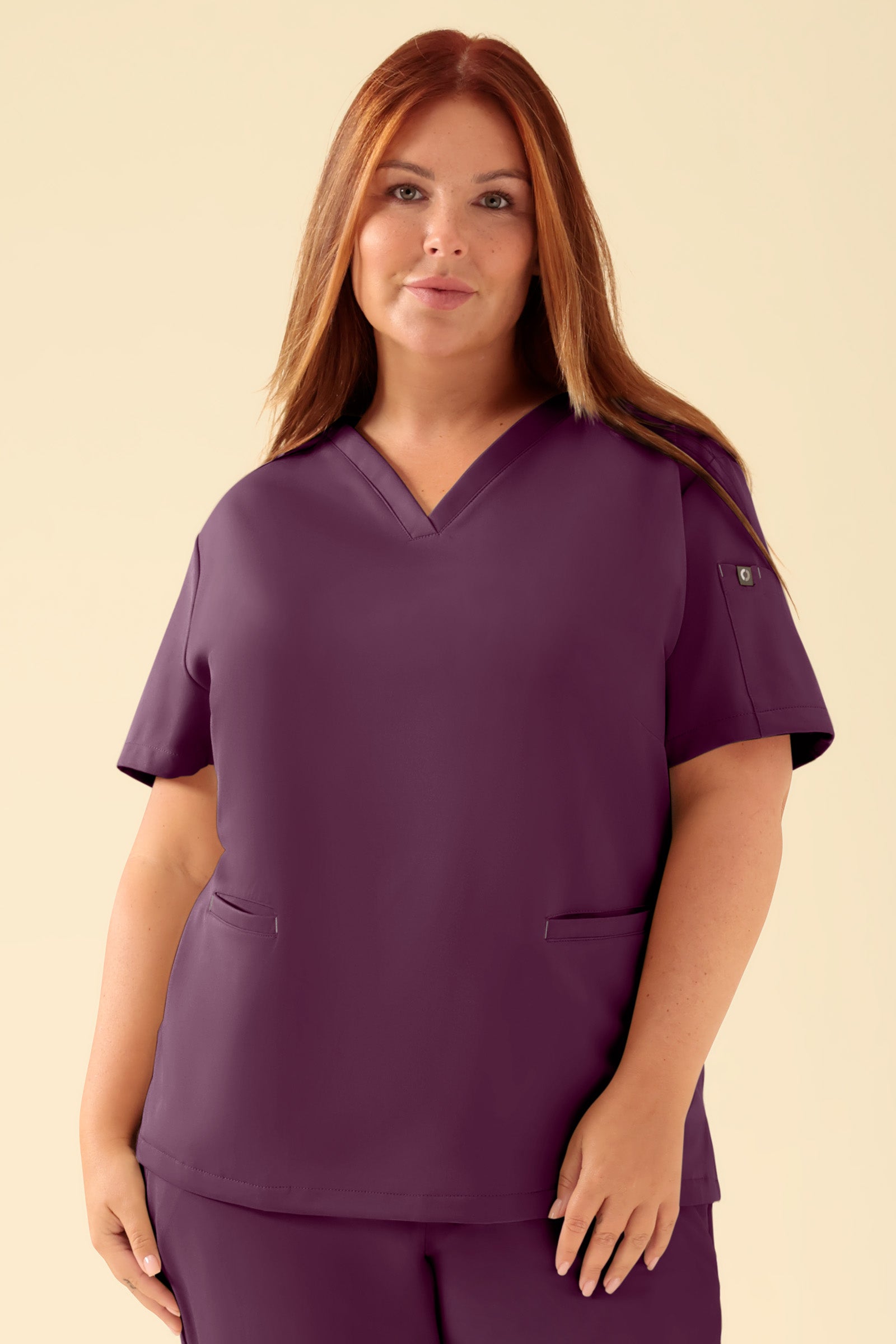 KAERE Schlupfkasack Damen - V-Ausschnitt pflaume, Vorderansicht Das Model ist 173 cm gross und trägt Grösse XL
