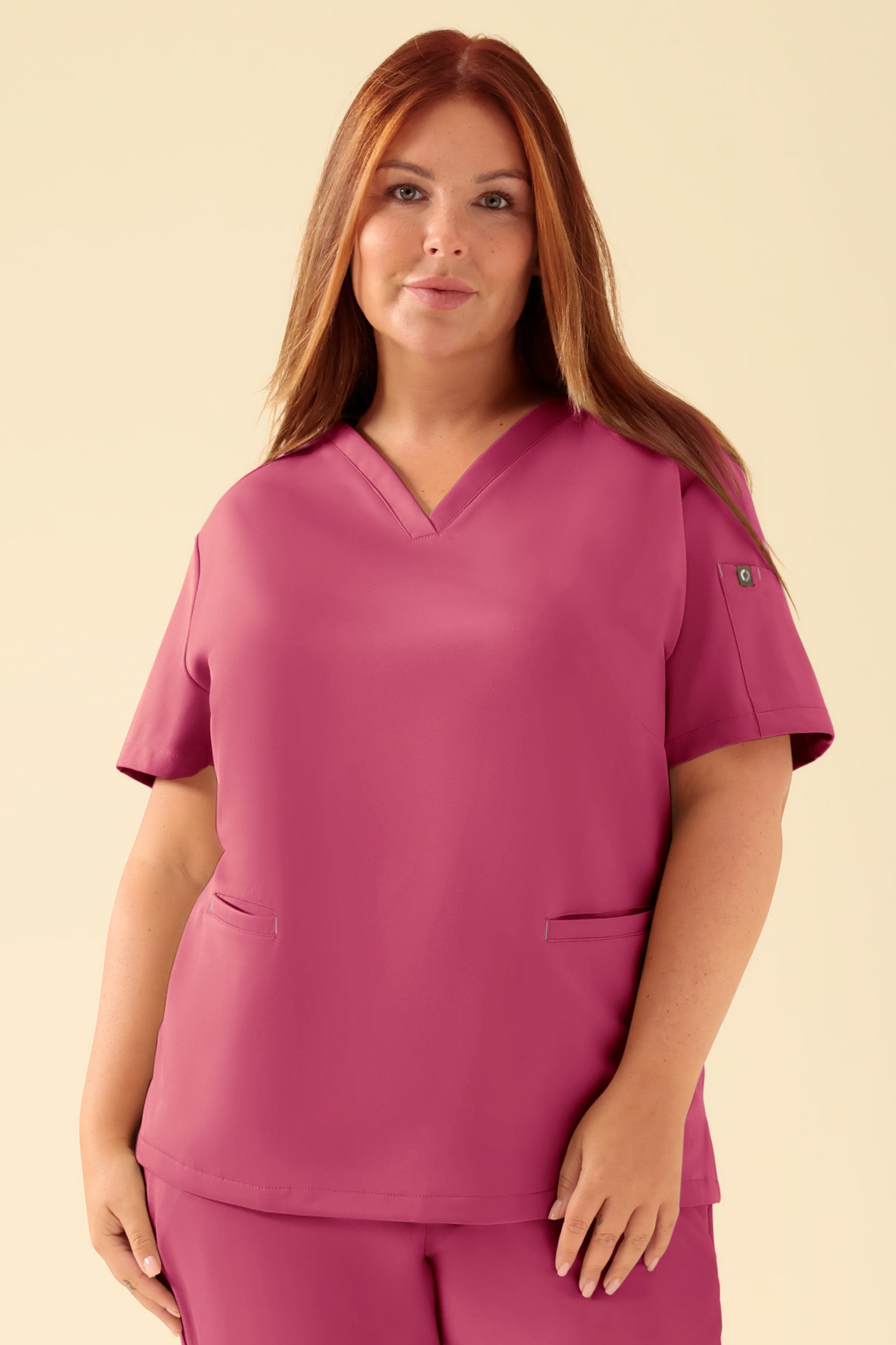 KAERE Schlupfkasack Damen - V-Ausschnitt rosenholz, Vorderansicht Das Model ist 173 cm gross und trägt Grösse XL