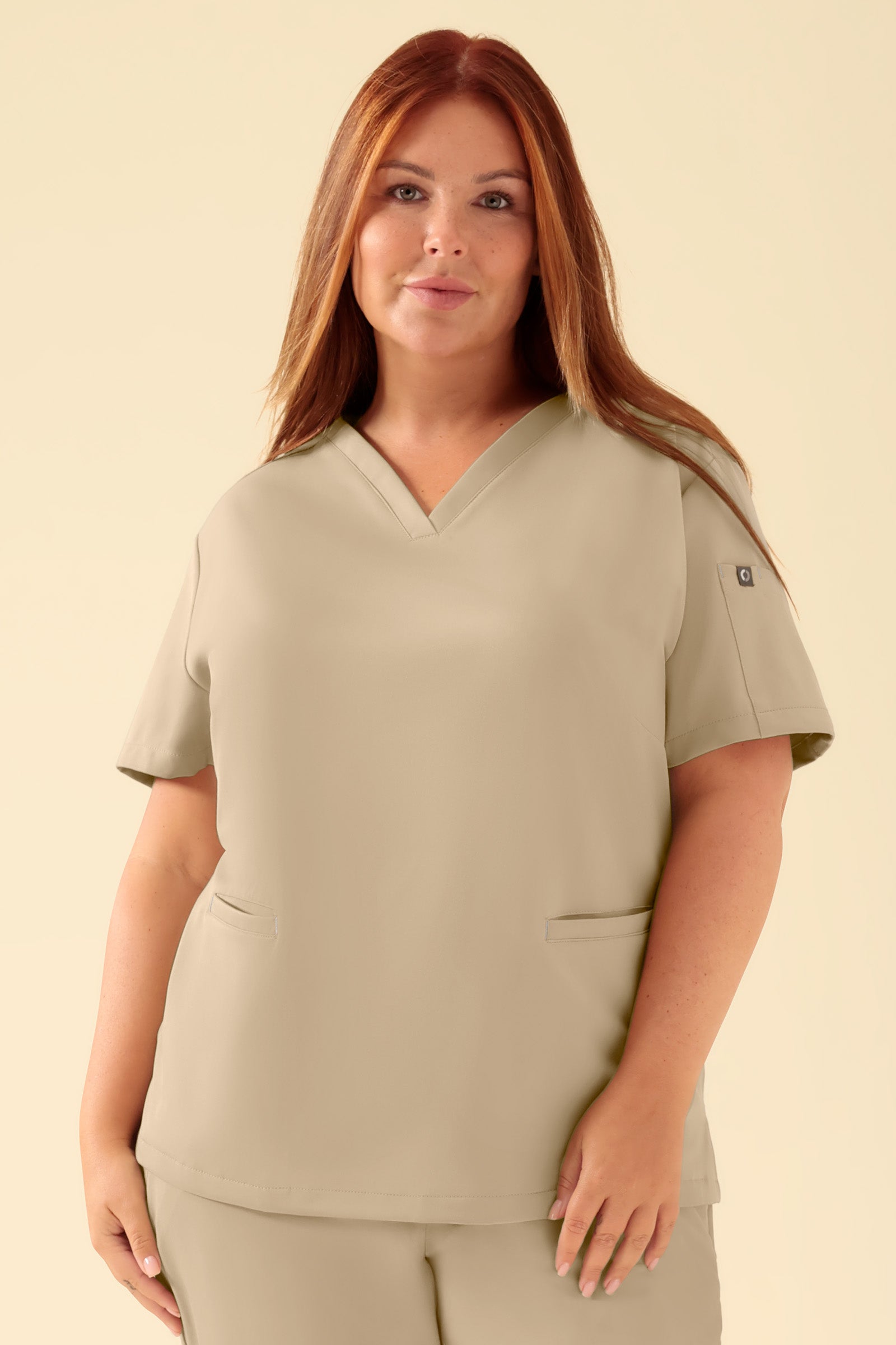 KAERE Schlupfkasack Damen - V-Ausschnitt sand, Vorderansicht Das Model ist 173 cm gross und trägt Grösse XL