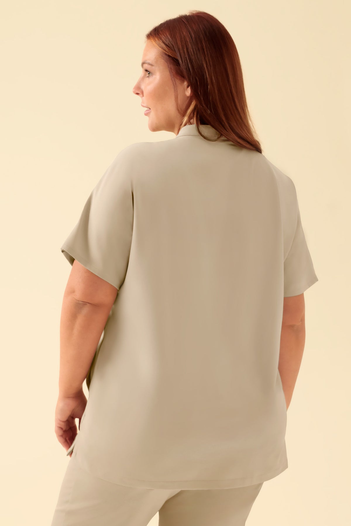 KAERE Schlupfkasack Damen - Stehkragen sand, Vorderansicht Das Model ist 173 cm gross und trägt Grösse XL
