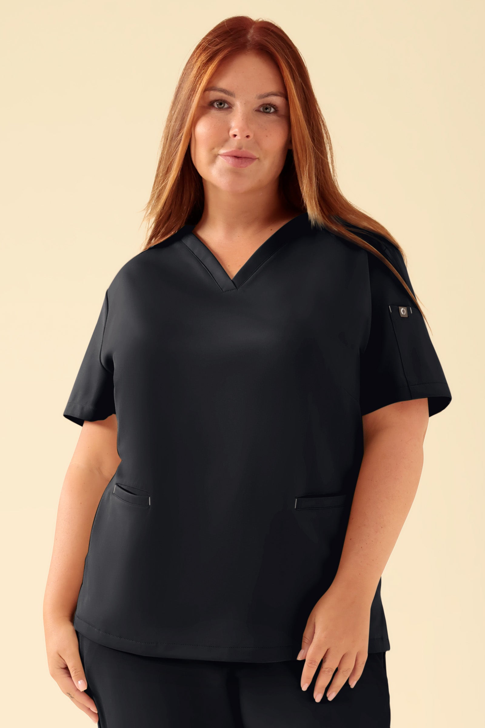 KAERE Schlupfkasack Damen - V-Ausschnitt schwarz, Vorderansicht Das Model ist 173 cm gross und trägt Grösse XL