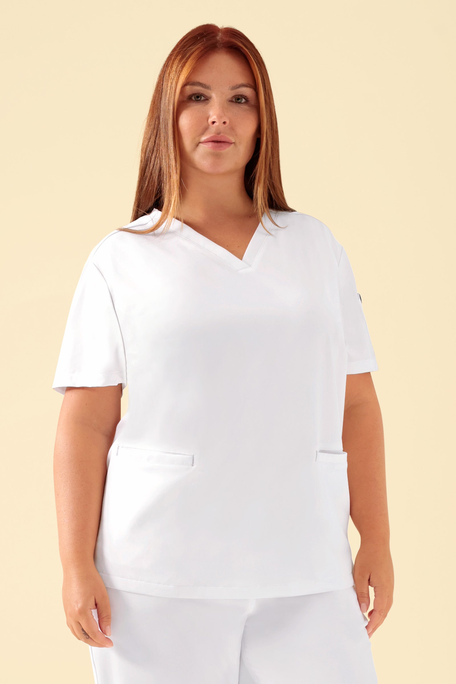 KAERE Schlupfkasack Damen - V-Ausschnitt weiss, Vorderansicht Das Model ist 173 cm gross und trägt Grösse XL