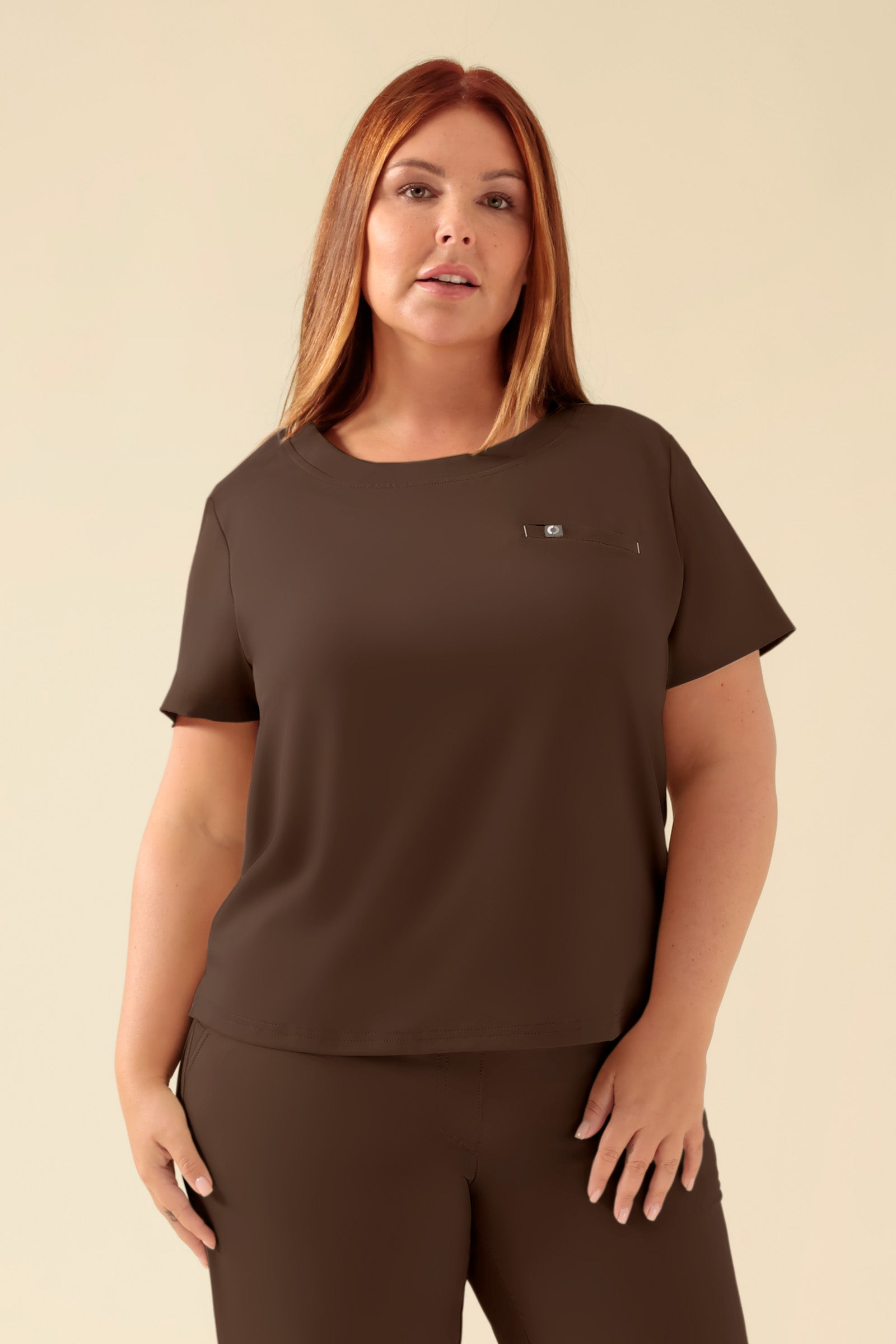 KAERE Shirt Damen - Rundhalsausschnitt coffee, Vorderansicht Das Model ist 173 cm gross und trägt Grösse XL