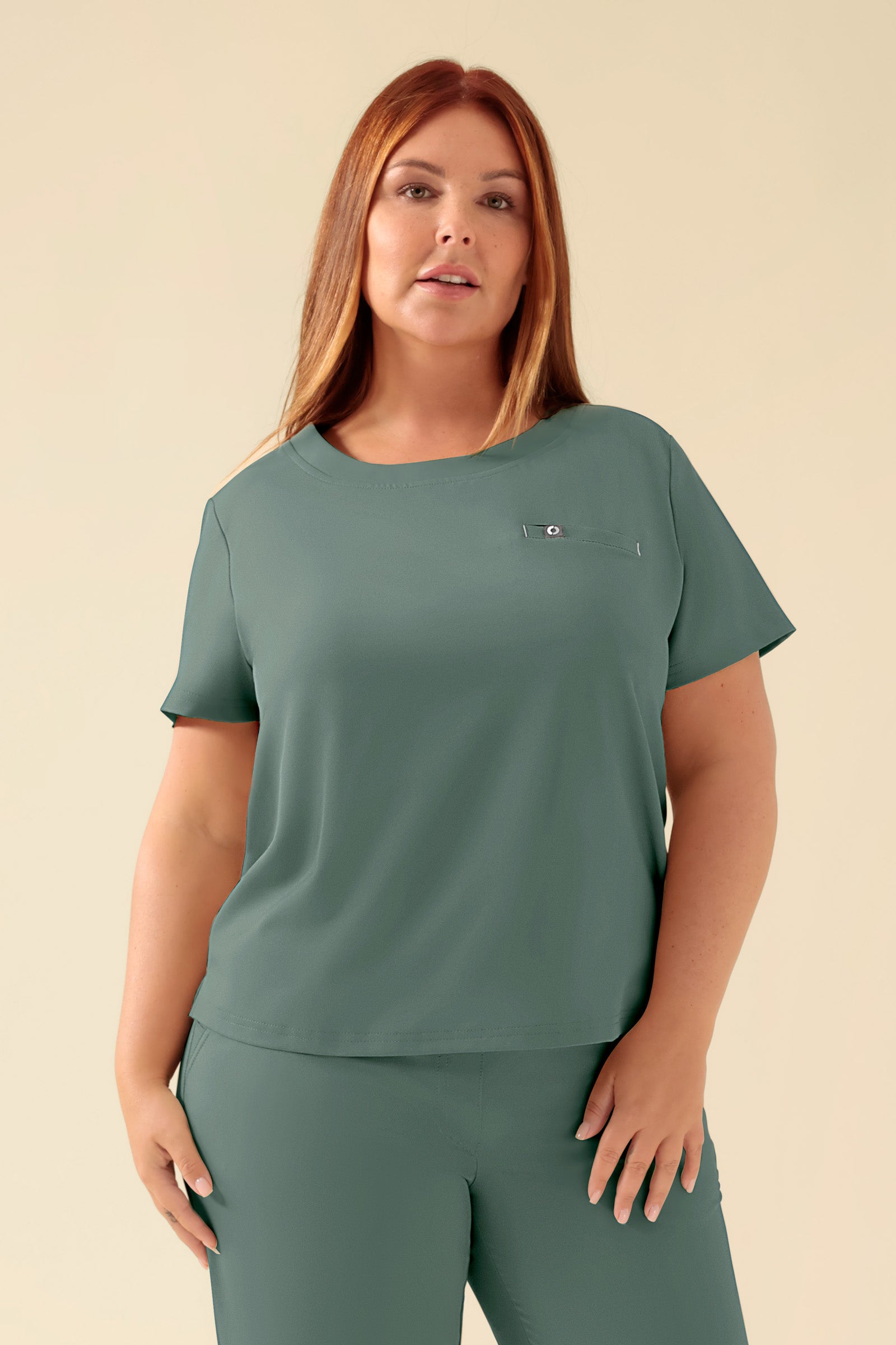 KAERE Shirt Damen - Rundhalsausschnitt dunkelgrün, Vorderansicht Das Model ist 173 cm gross und trägt Grösse XL