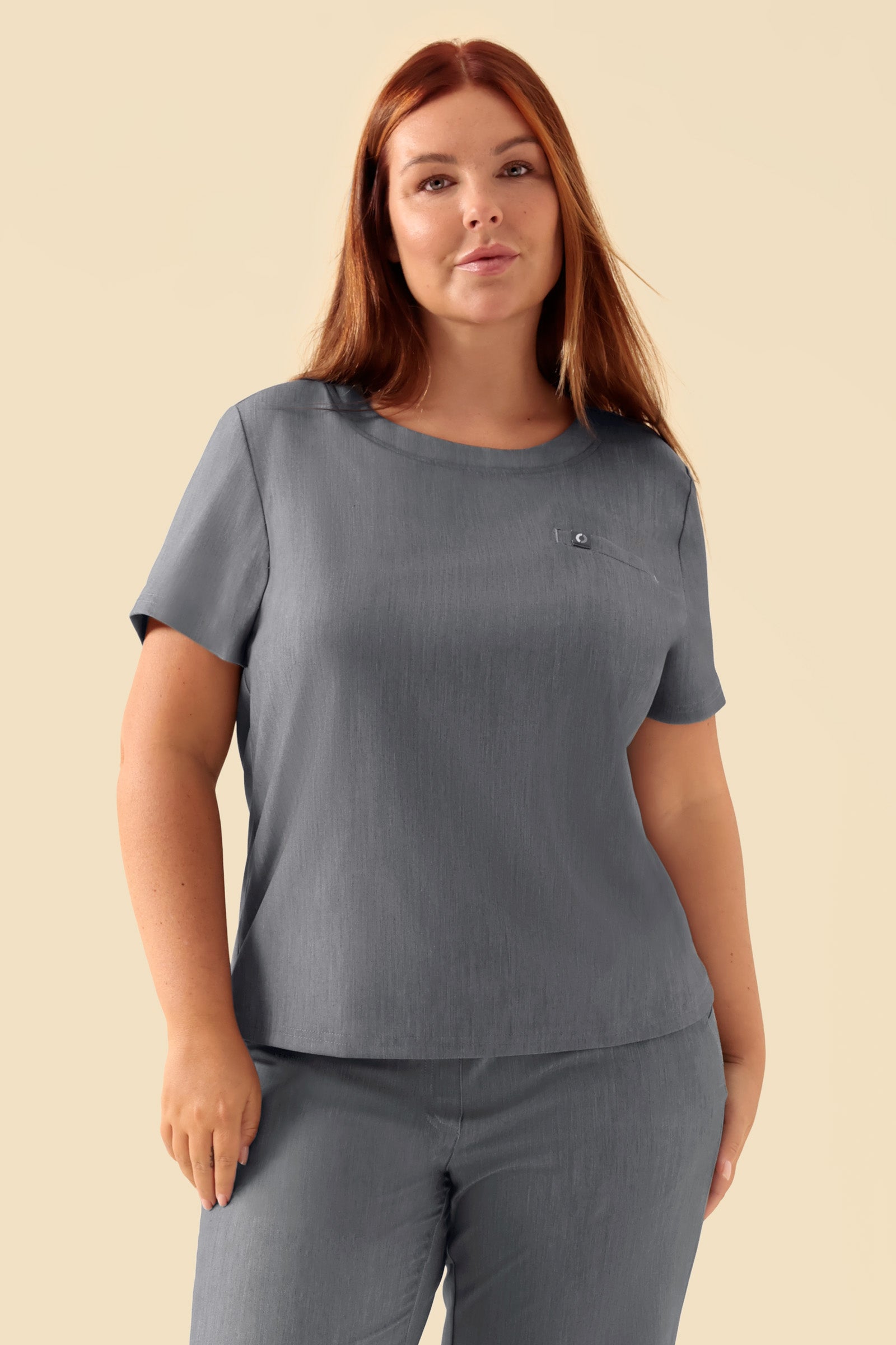 KAERE Shirt Damen - Rundhalsausschnitt grau melange, Vorderansicht Das Model ist 173 cm gross und trägt Grösse XL