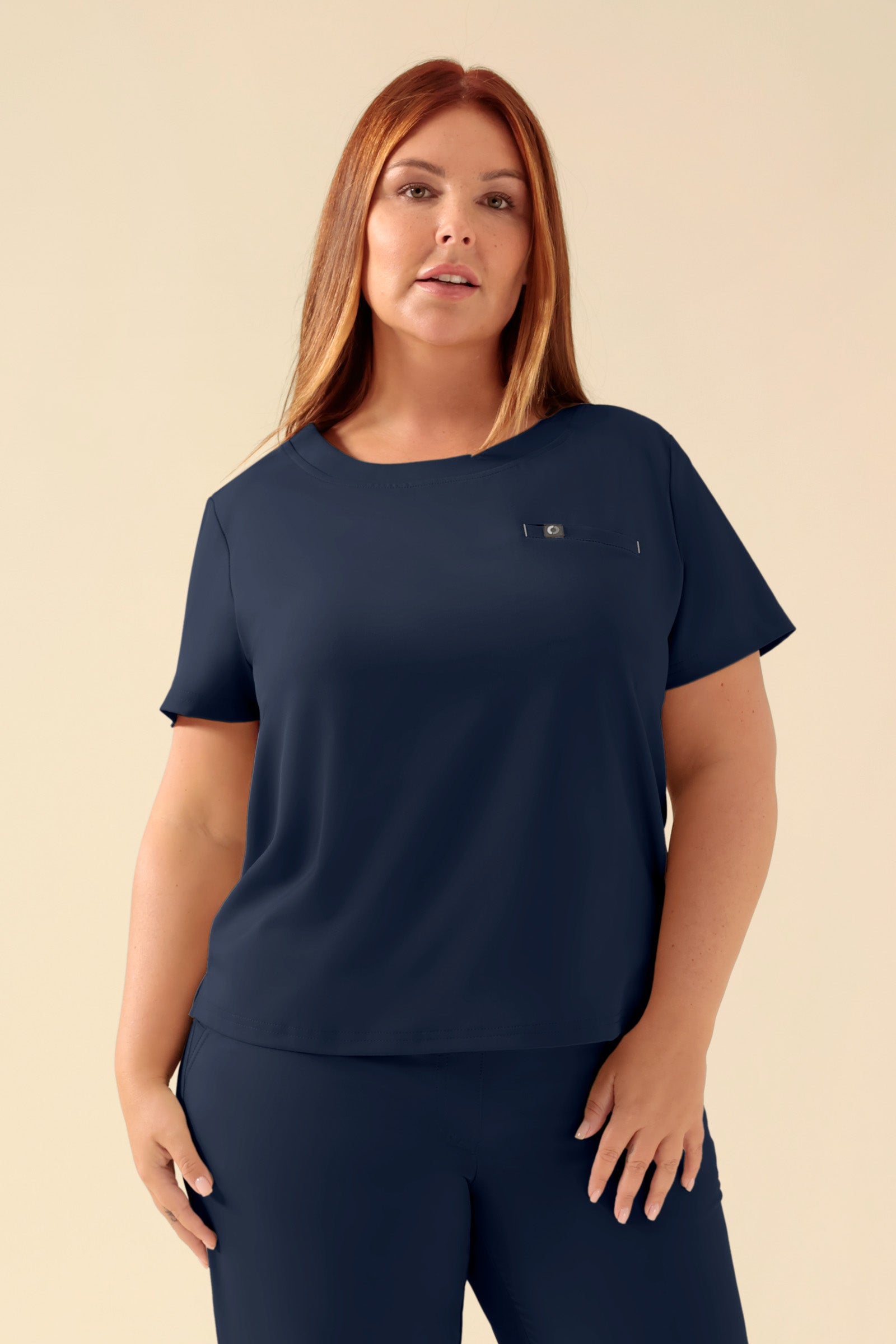 KAERE Shirt Damen - Rundhalsausschnitt navy, Vorderansicht Das Model ist 173 cm gross und trägt Grösse XL