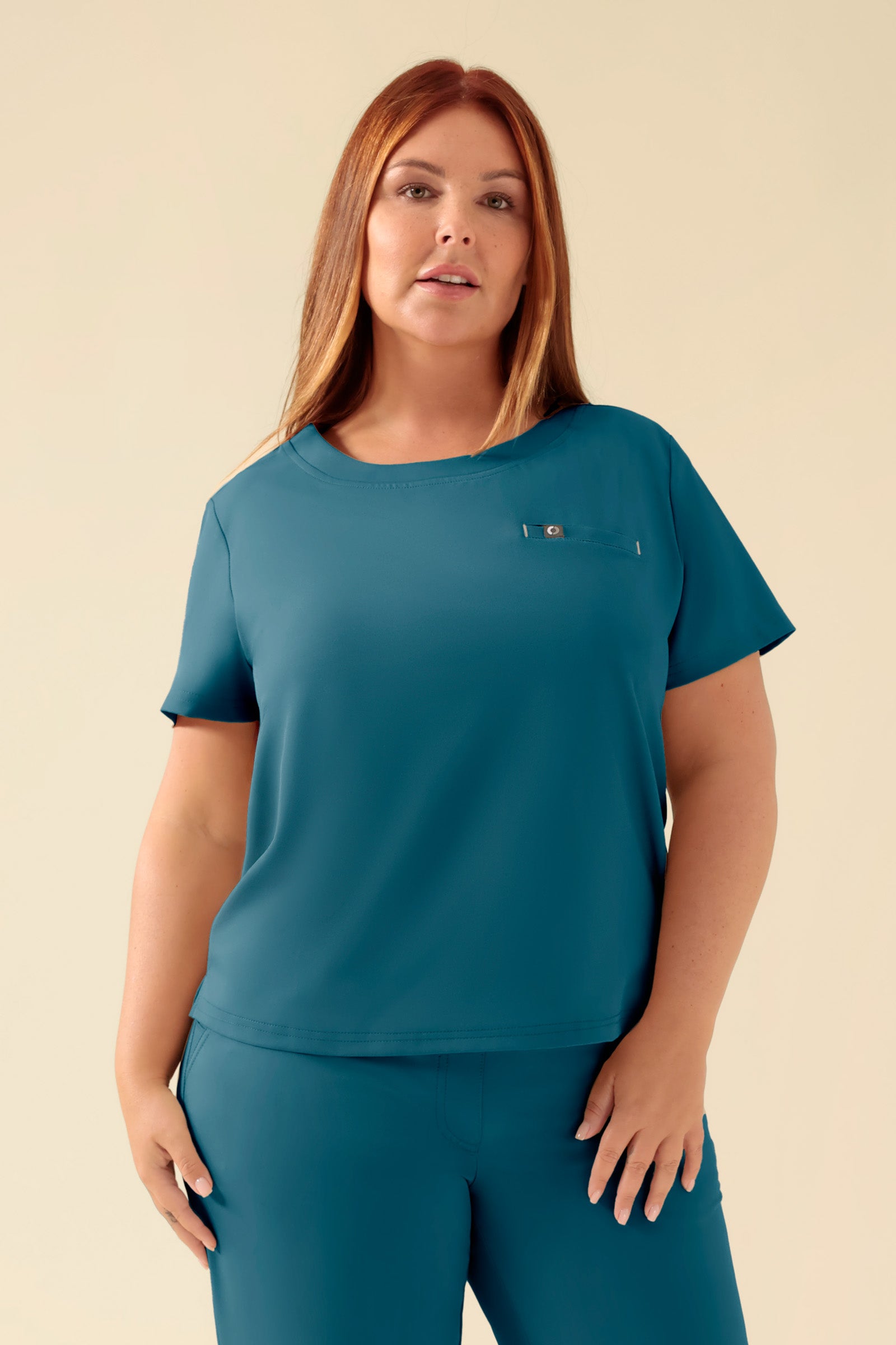 KAERE Shirt Damen - Rundhalsausschnitt petrol, Vorderansicht Das Model ist 173 cm gross und trägt Grösse XL