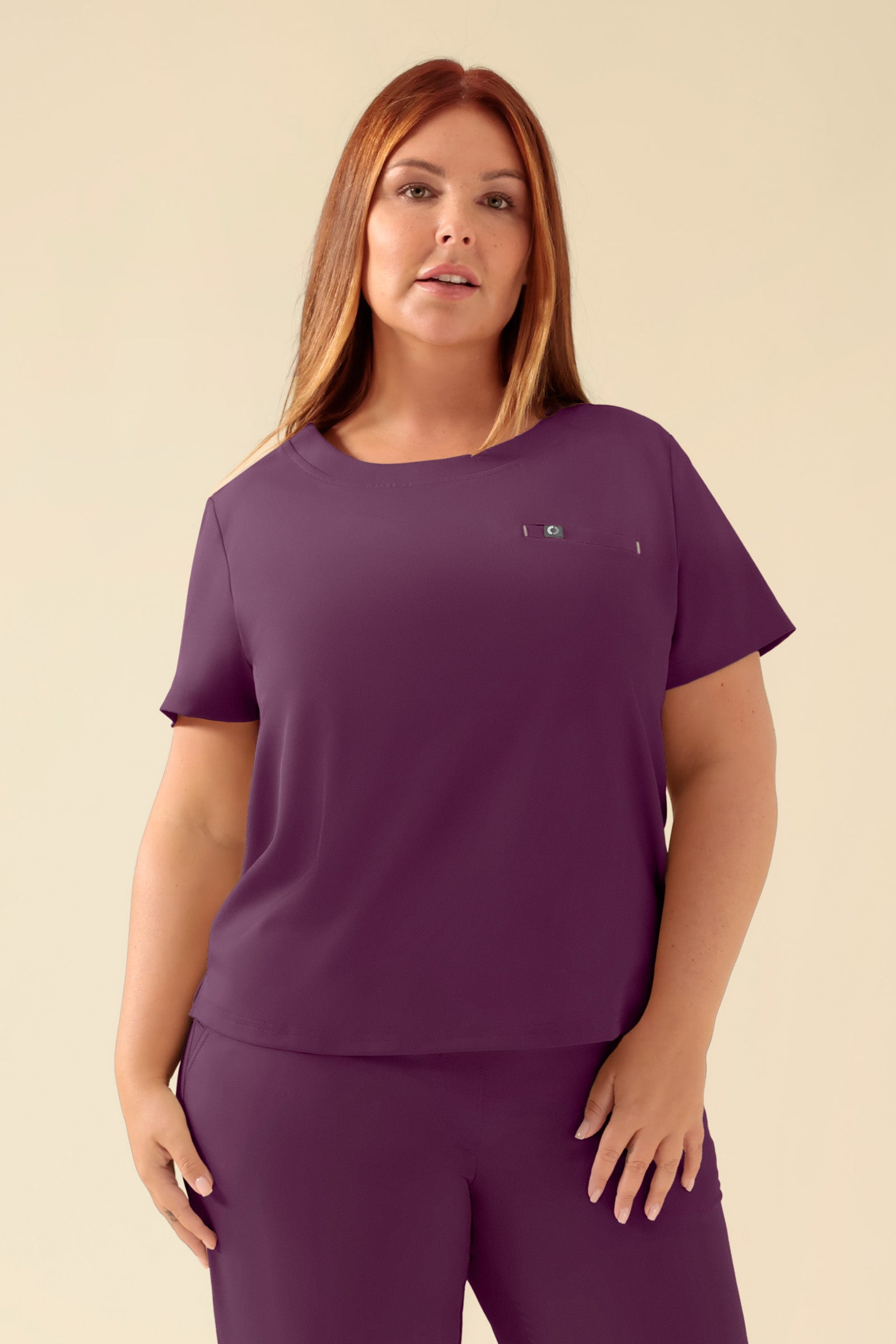 KAERE Shirt Damen - Rundhalsausschnitt pflaume, Vorderansicht Das Model ist 173 cm gross und trägt Grösse XL