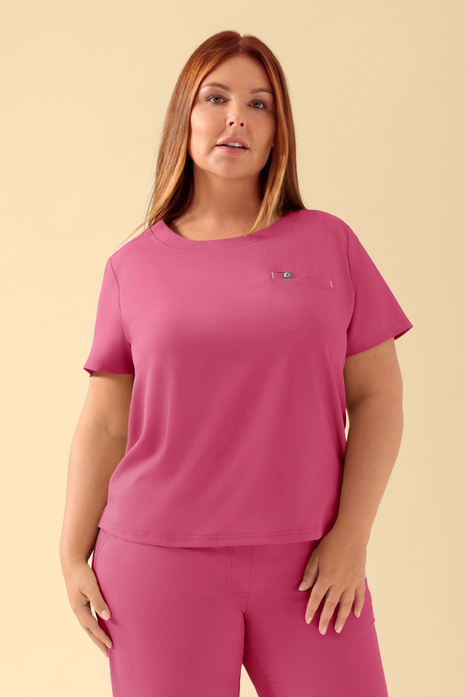 KAERE Shirt Damen - Rundhalsausschnitt rosenholz, Vorderansicht Das Model ist 173 cm gross und trägt Grösse XL