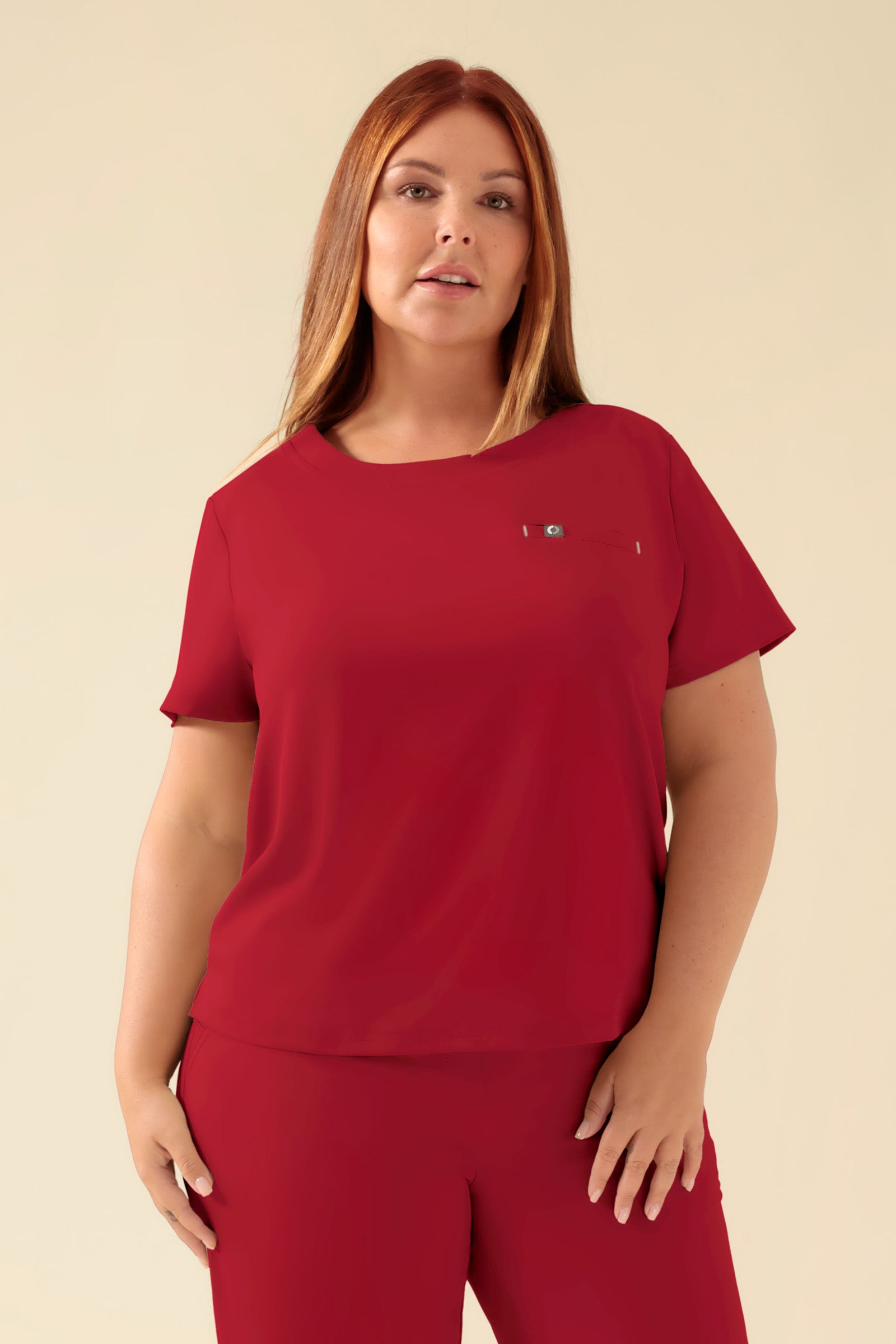 KAERE Shirt Damen - Rundhalsausschnitt rot, Vorderansicht Das Model ist 173 cm gross und trägt Grösse XL