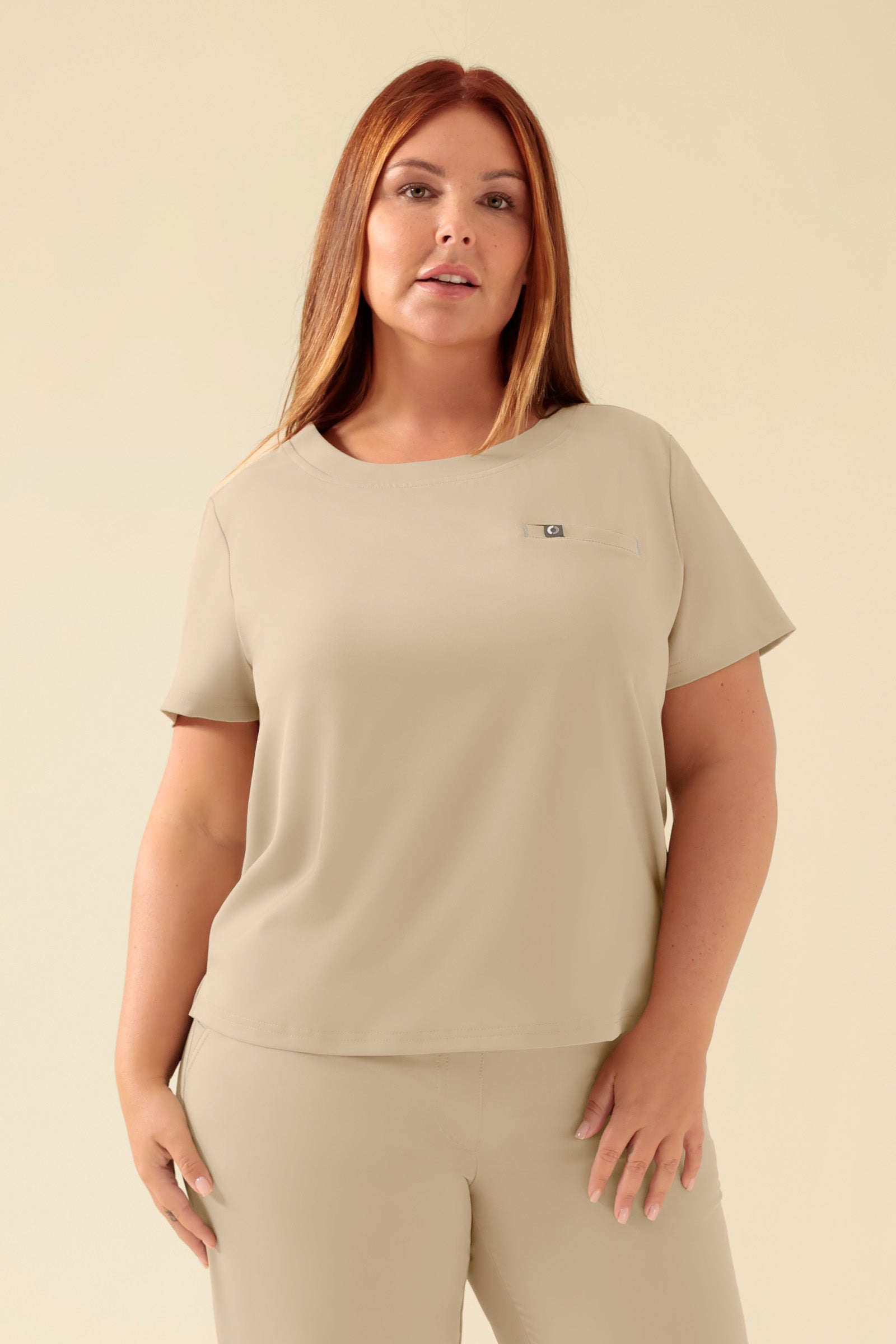 KAERE Shirt Damen - Rundhalsausschnitt sand, Vorderansicht Das Model ist 173 cm gross und trägt Grösse XL