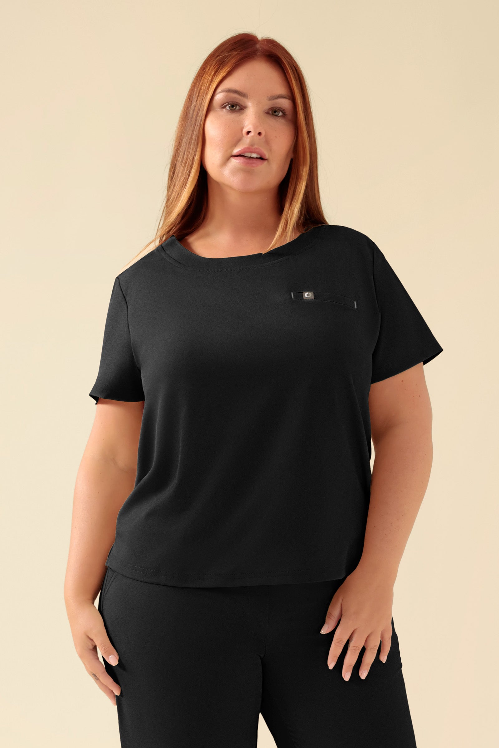 KAERE Shirt Damen - Rundhalsausschnitt schwarz, Vorderansicht Das Model ist 173 cm gross und trägt Grösse XL