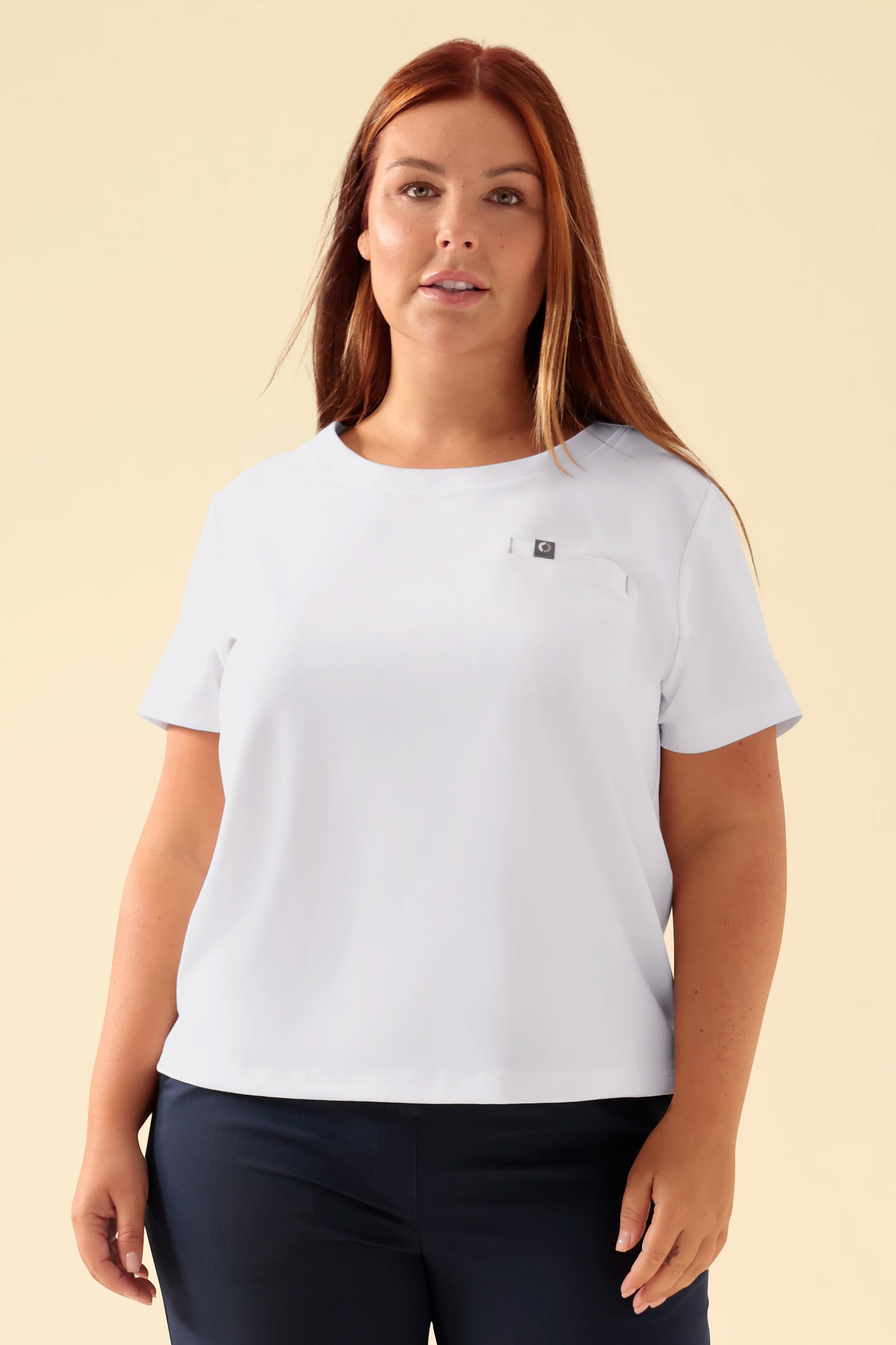 KAERE Shirt Damen - Rundhalsausschnitt weiss, Vorderansicht Das Model ist 173 cm gross und trägt Grösse XL