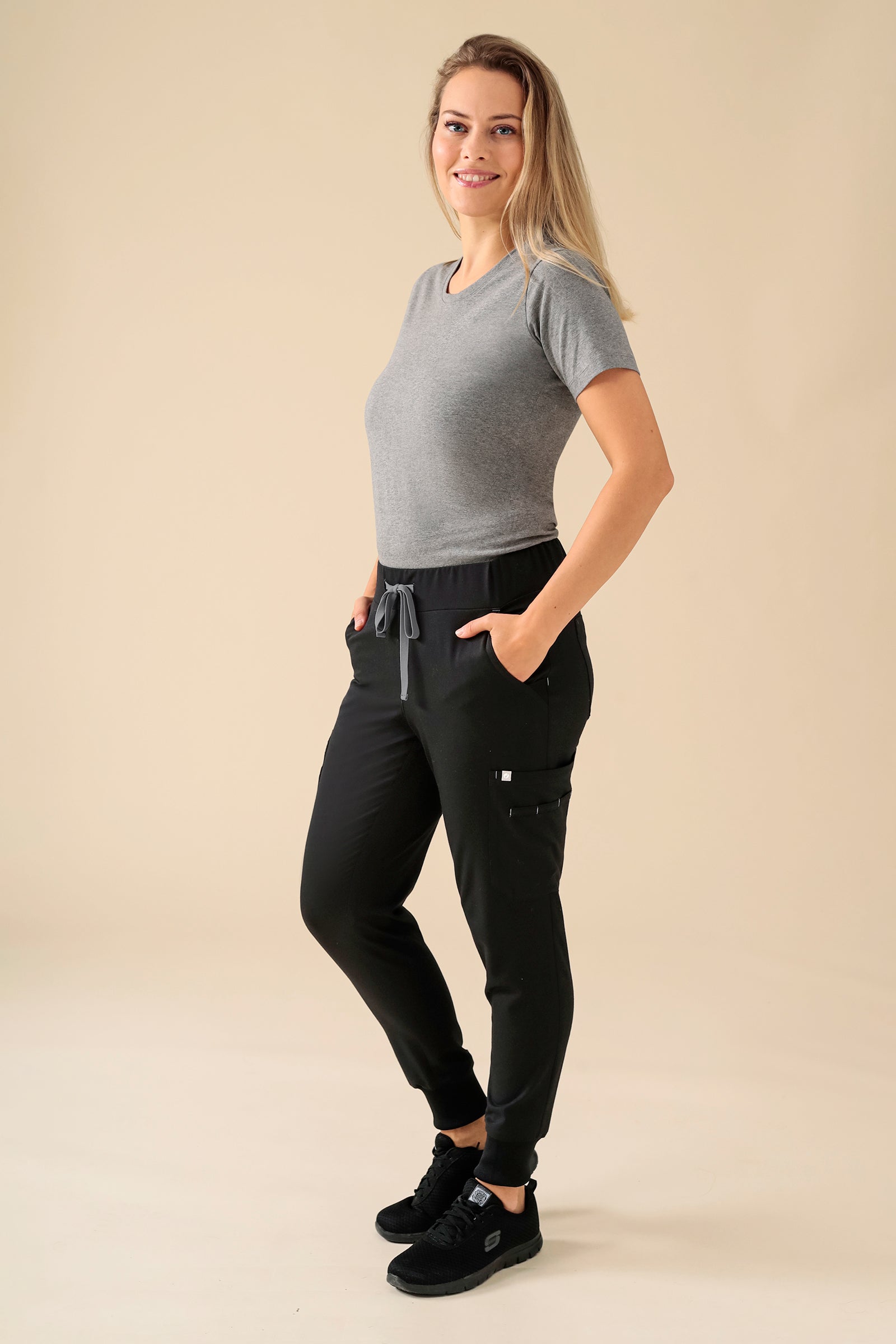 KAERE Hose Damen - Saumbündchen Kurzgr. mit Beintaschen schwarz