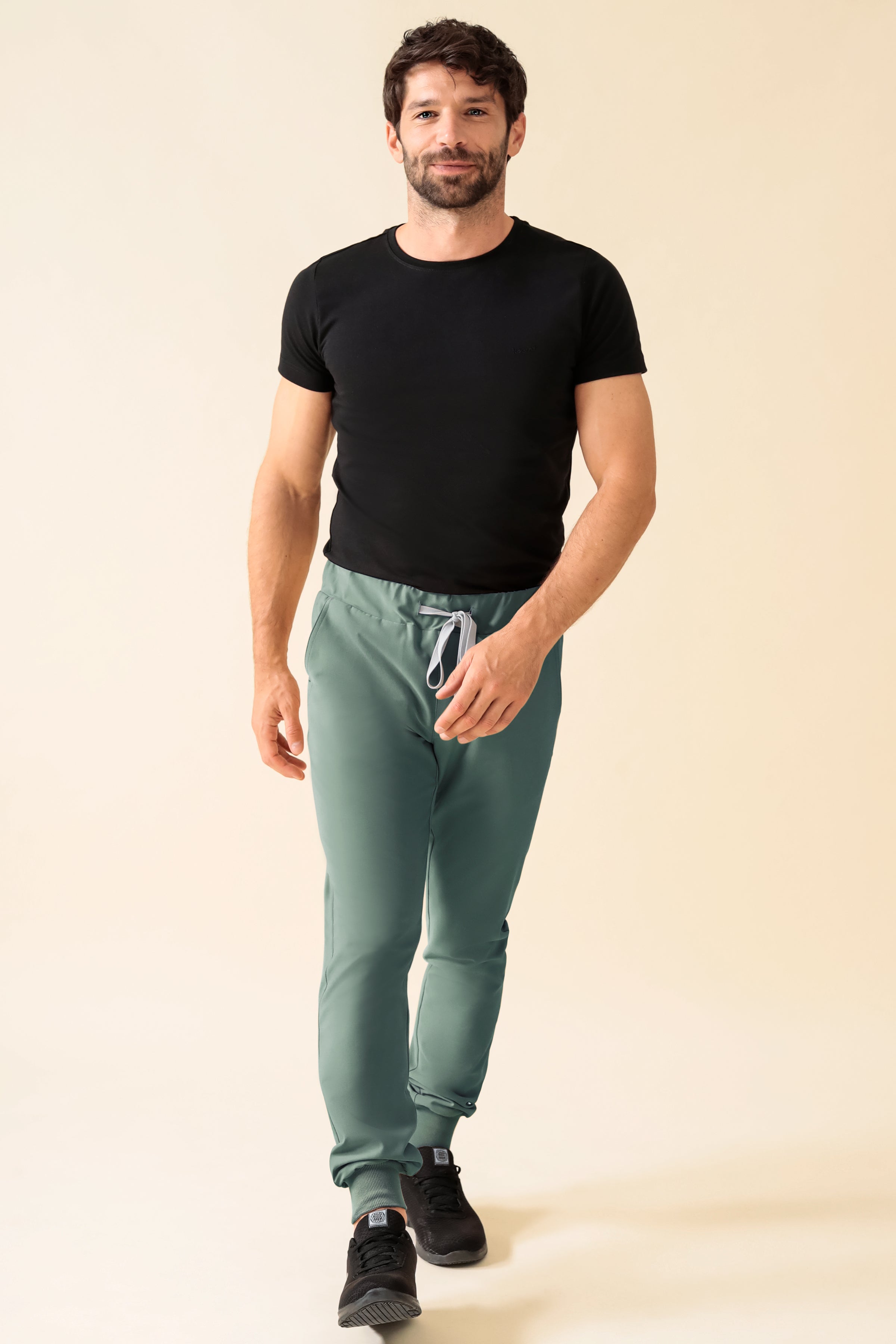 KAERE Hose Herren - Saumbündchen Kurzgr. ohne Beintaschen dunkelgrün, Vorderansicht