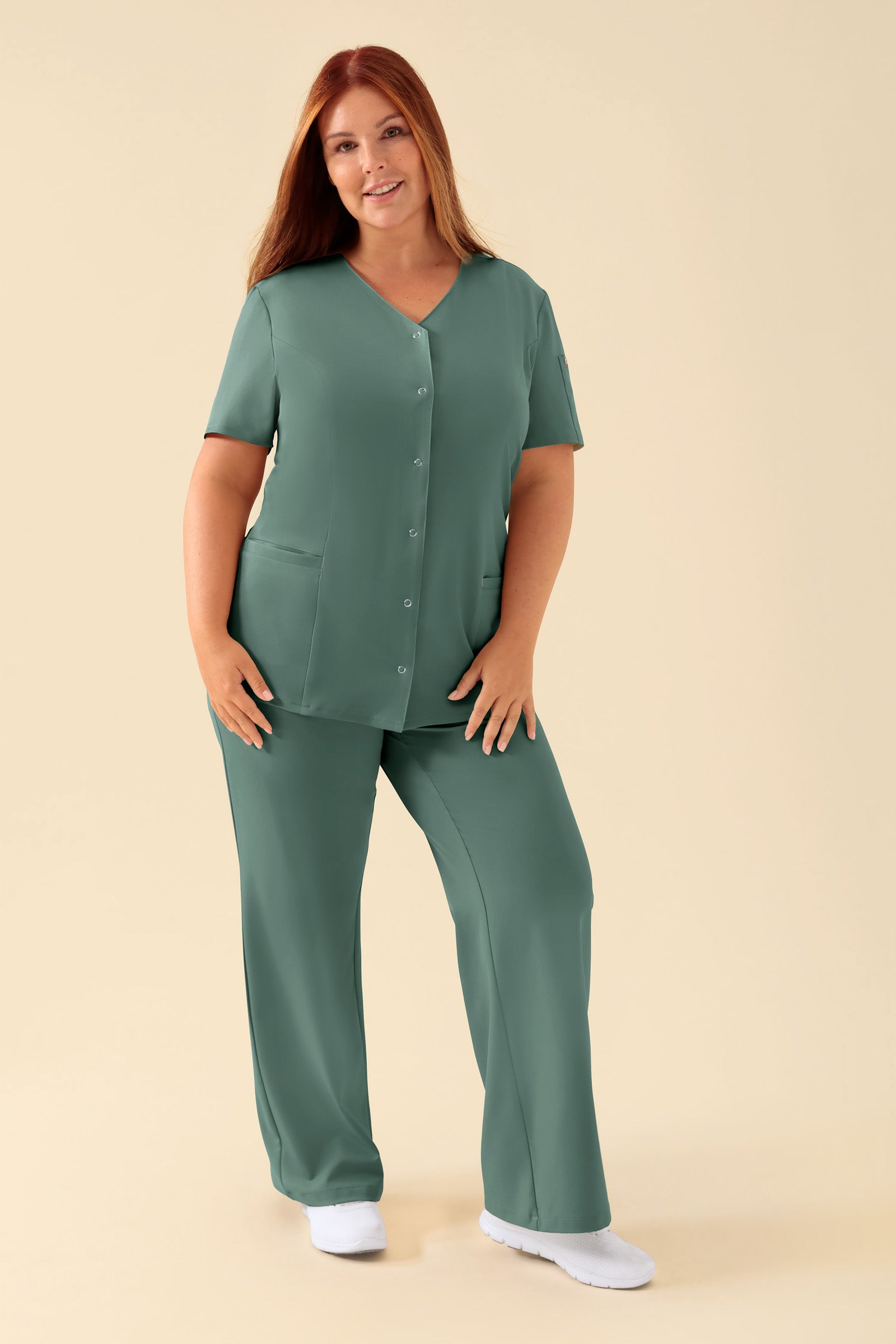 KAERE Kasack Damen - durchgeknöpft dunkelgrün, Vorderansicht Das Model ist 173 cm gross und trägt Grösse XL