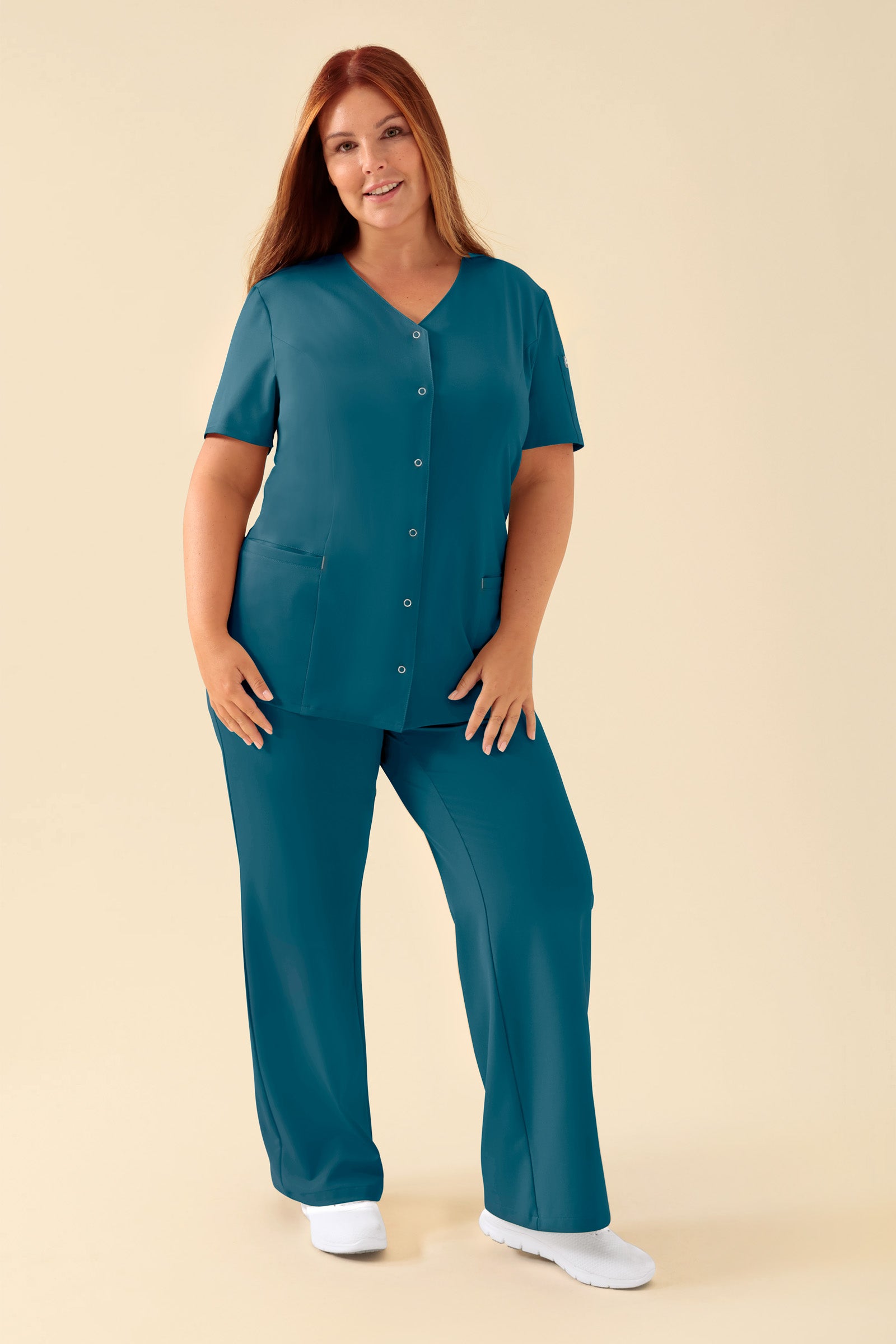 KAERE Kasack Damen - durchgeknöpft petrol, Vorderansicht Das Model ist 173 cm gross und trägt Grösse XL