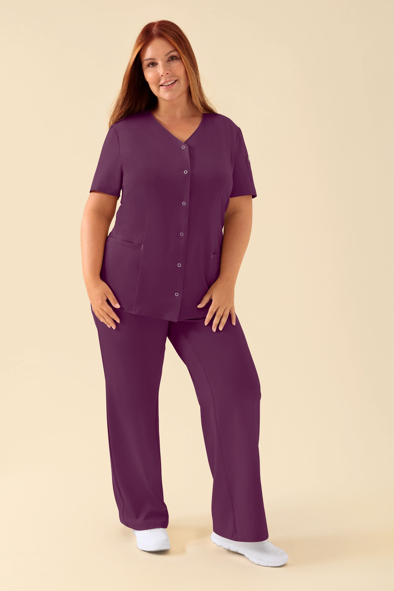 KAERE Kasack Damen - durchgeknöpft pflaume, Vorderansicht Das Model ist 173 cm gross und trägt Grösse XL