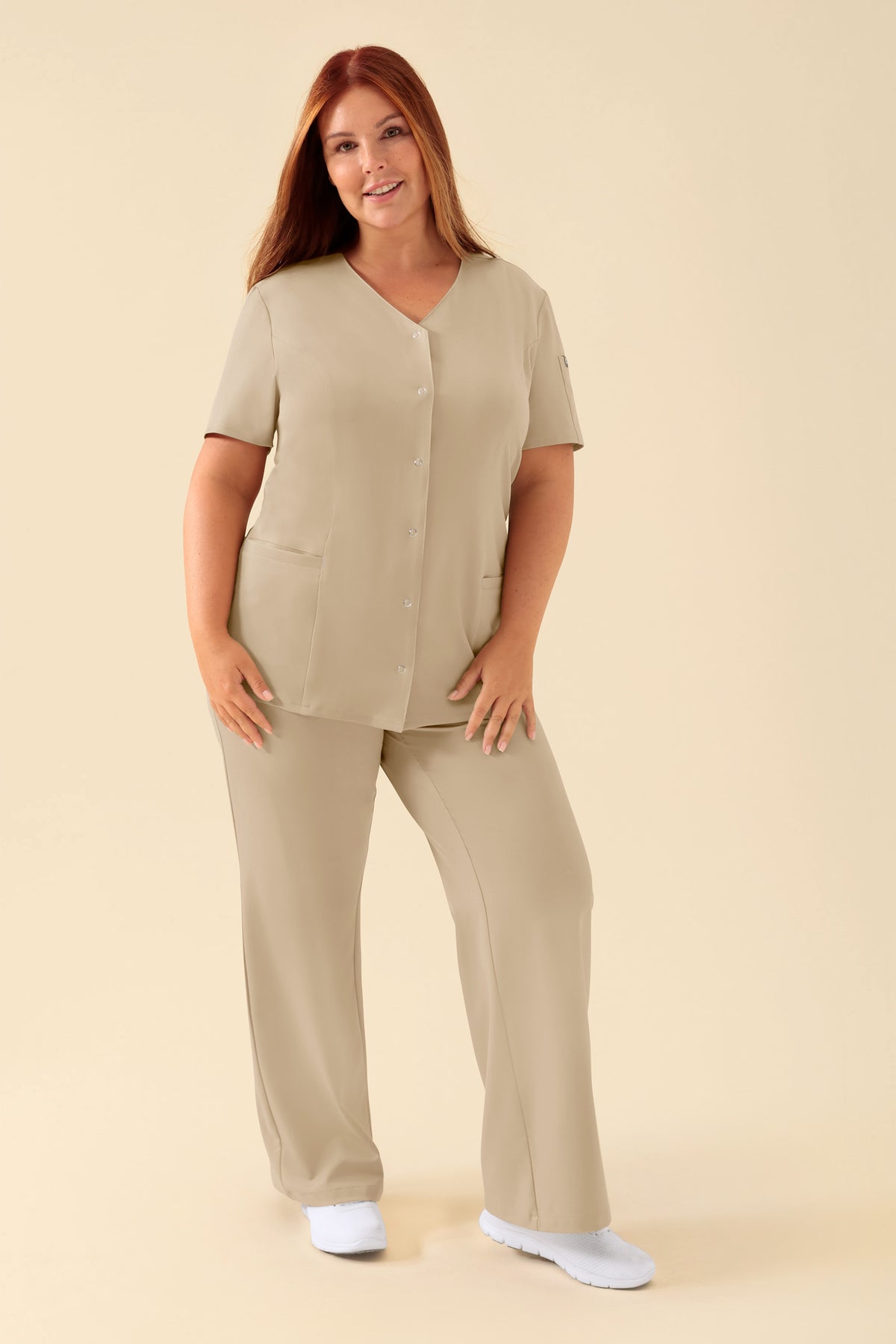 KAERE Kasack Damen - durchgeknöpft sand, Vue de face Le mannequin mesure 173 cm et porte la taille XL