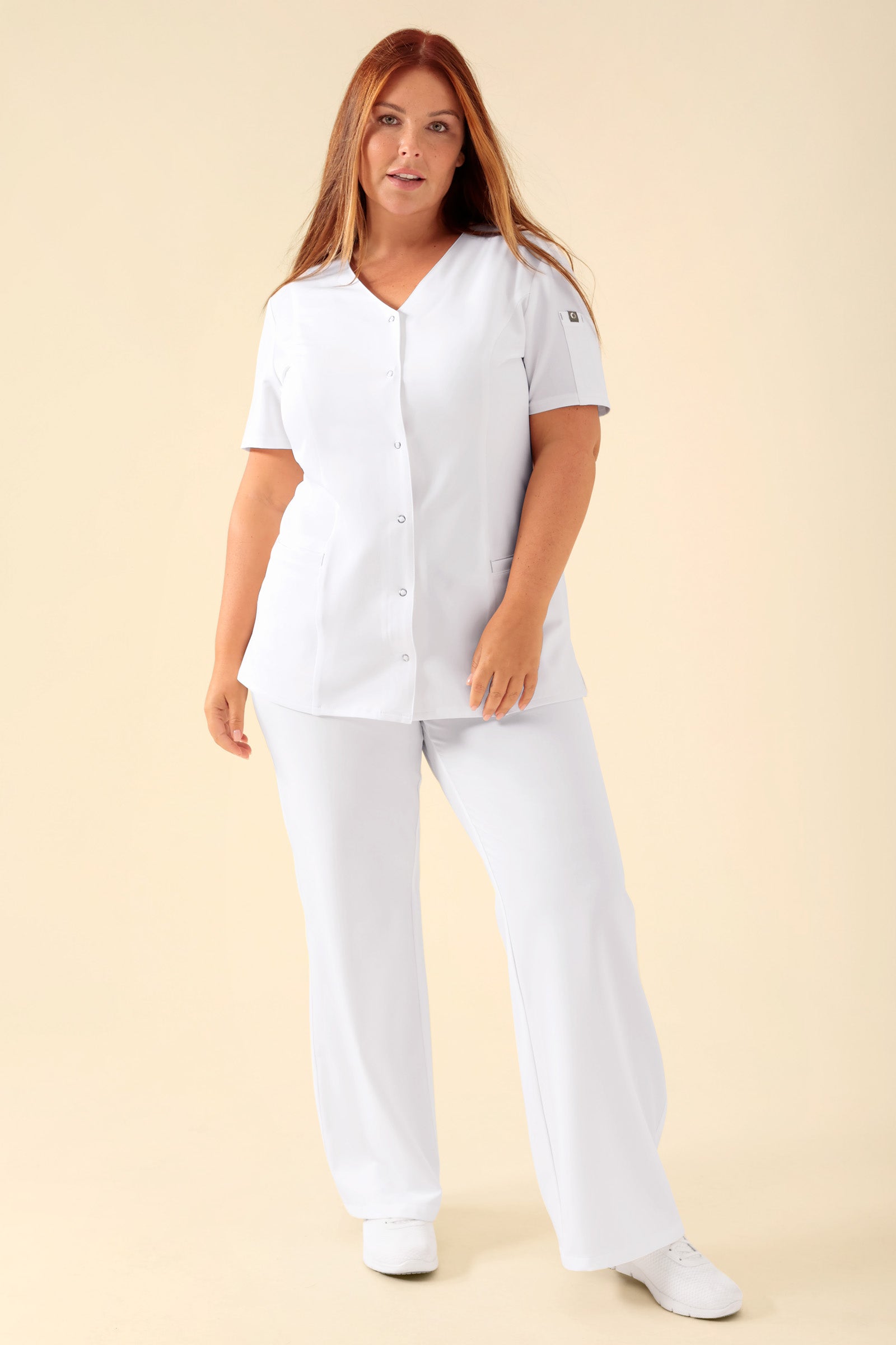 KAERE Kasack Damen - durchgeknöpft weiss, Vorderansicht Das Model ist 173 cm gross und trägt Grösse XL