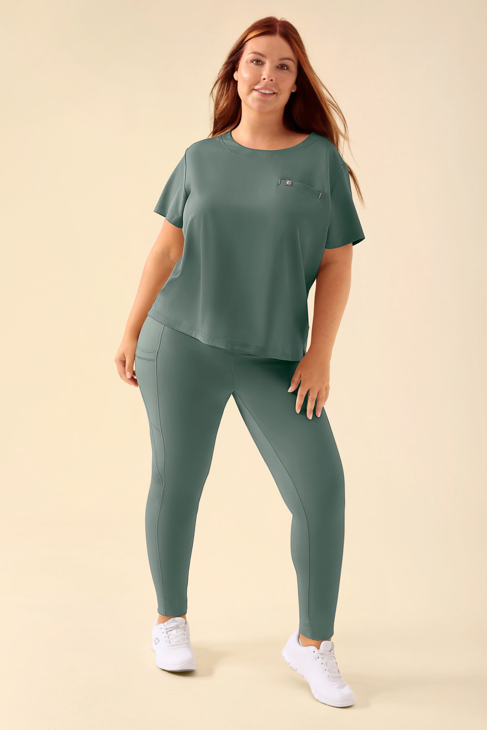 KAERE Leggings Damen - super elastisch dunkelgrün, Vorderansicht Das Model ist 173 cm gross und trägt Grösse XL