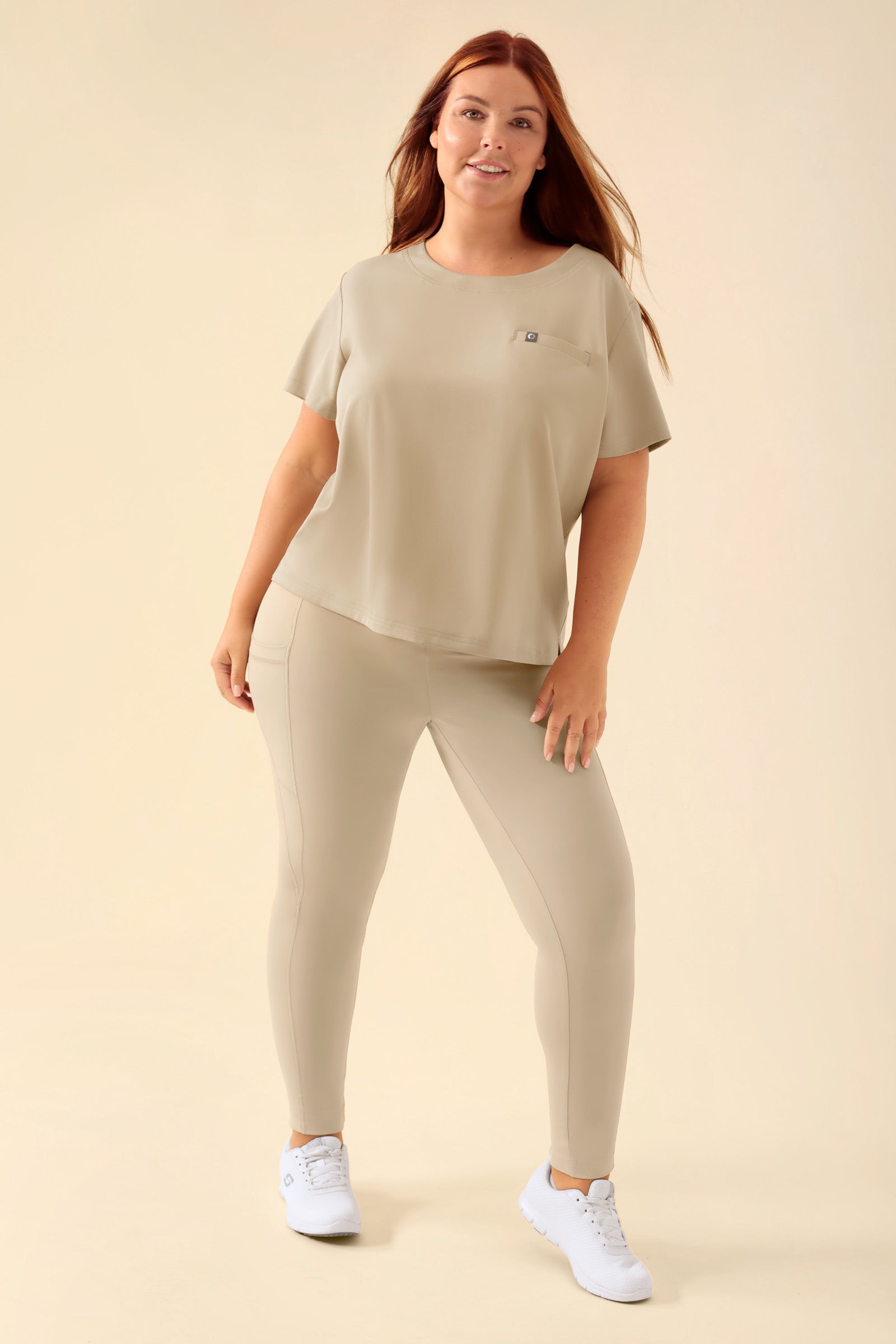 KAERE Leggings Damen - super elastisch sand, Vorderansicht Das Model ist 173 cm gross und trägt Grösse XL