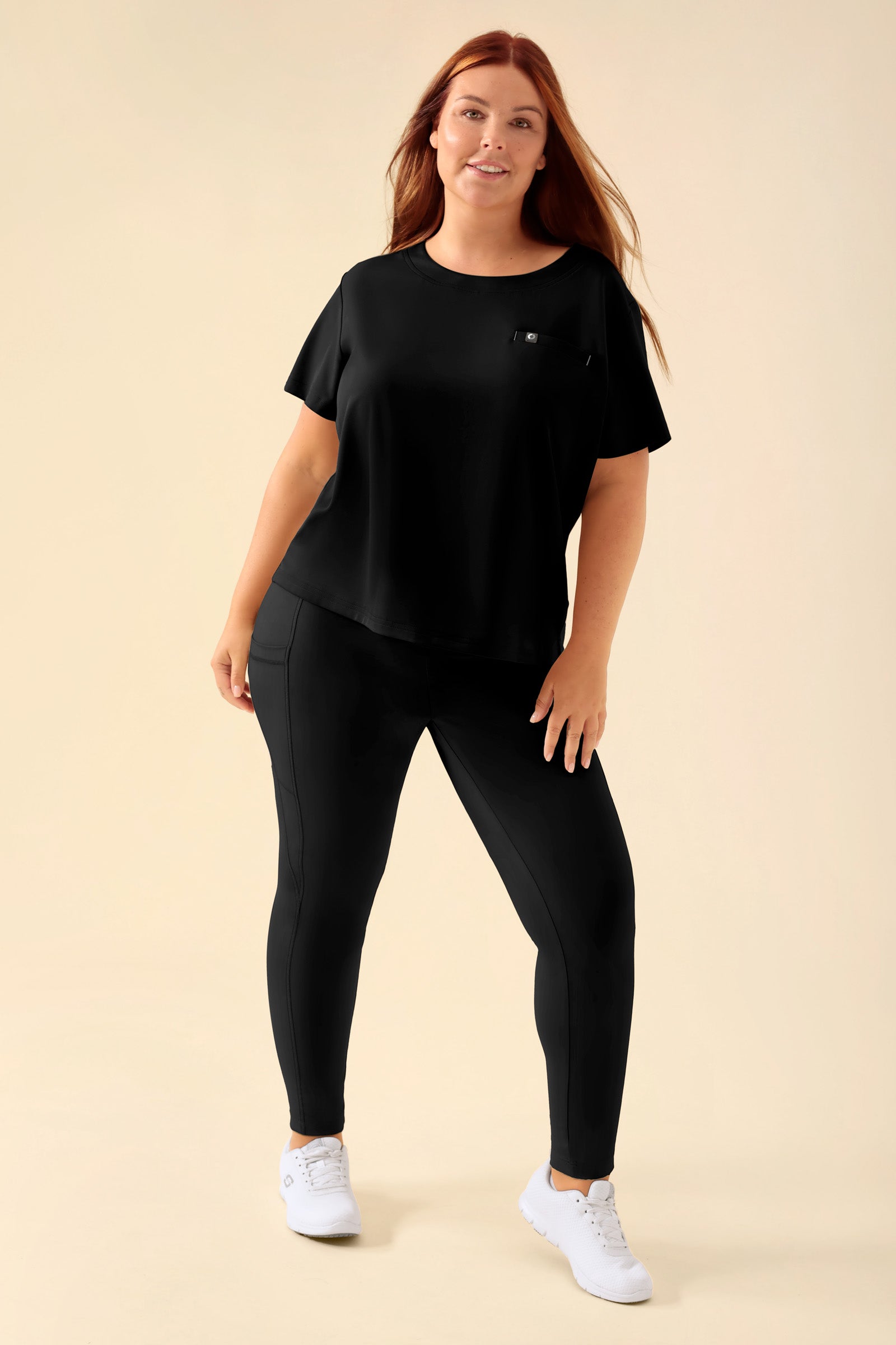 KAERE Leggings Damen - super elastisch schwarz, Vorderansicht Das Model ist 173 cm gross und trägt Grösse XL