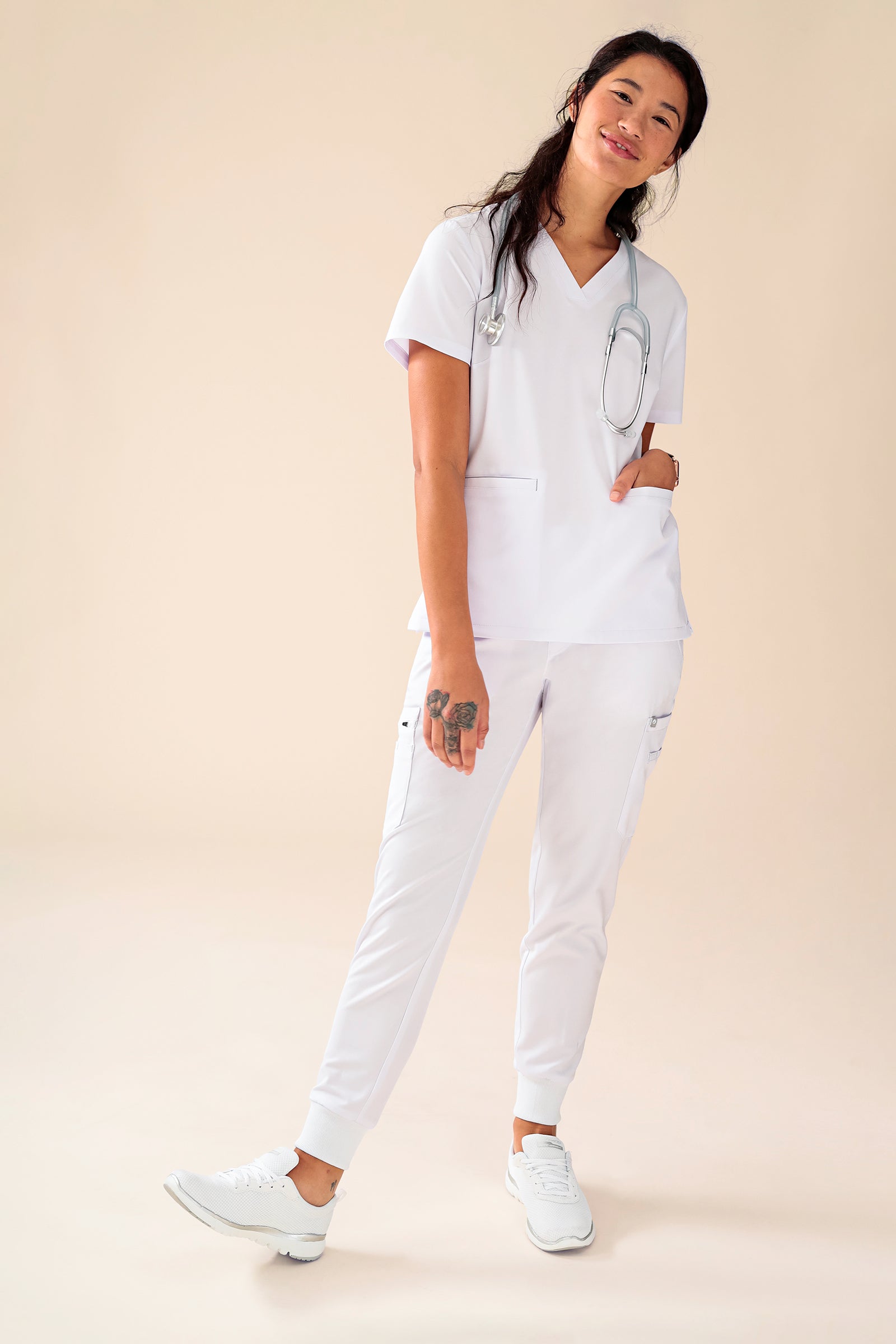 KAERE Hose Damen - Saumbündchen mit Beintaschen weiß, Vorderansicht Das Model ist 174 cm gross und trägt Grösse S