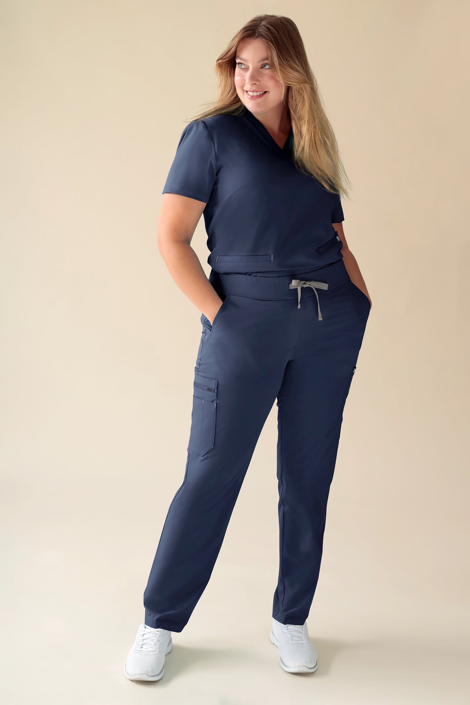 KAERE Hose Damen - gerader Saum mit Beintaschen navy, Vorderansicht Das Model ist 174 cm gross und trägt Grösse XL