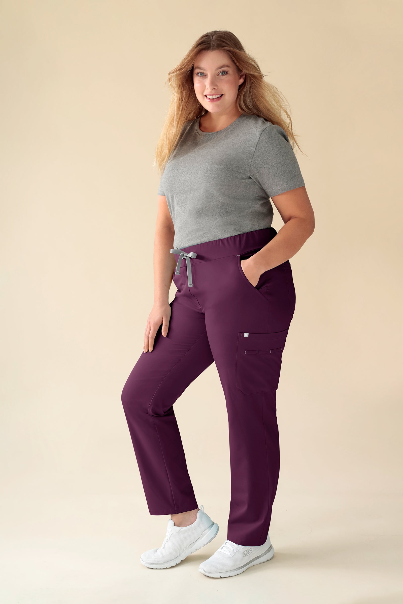 KAERE Hose Damen - gerader Saum mit Beintaschen pflaume, Vorderansicht Das Model ist 174 cm gross und trägt Grösse XL