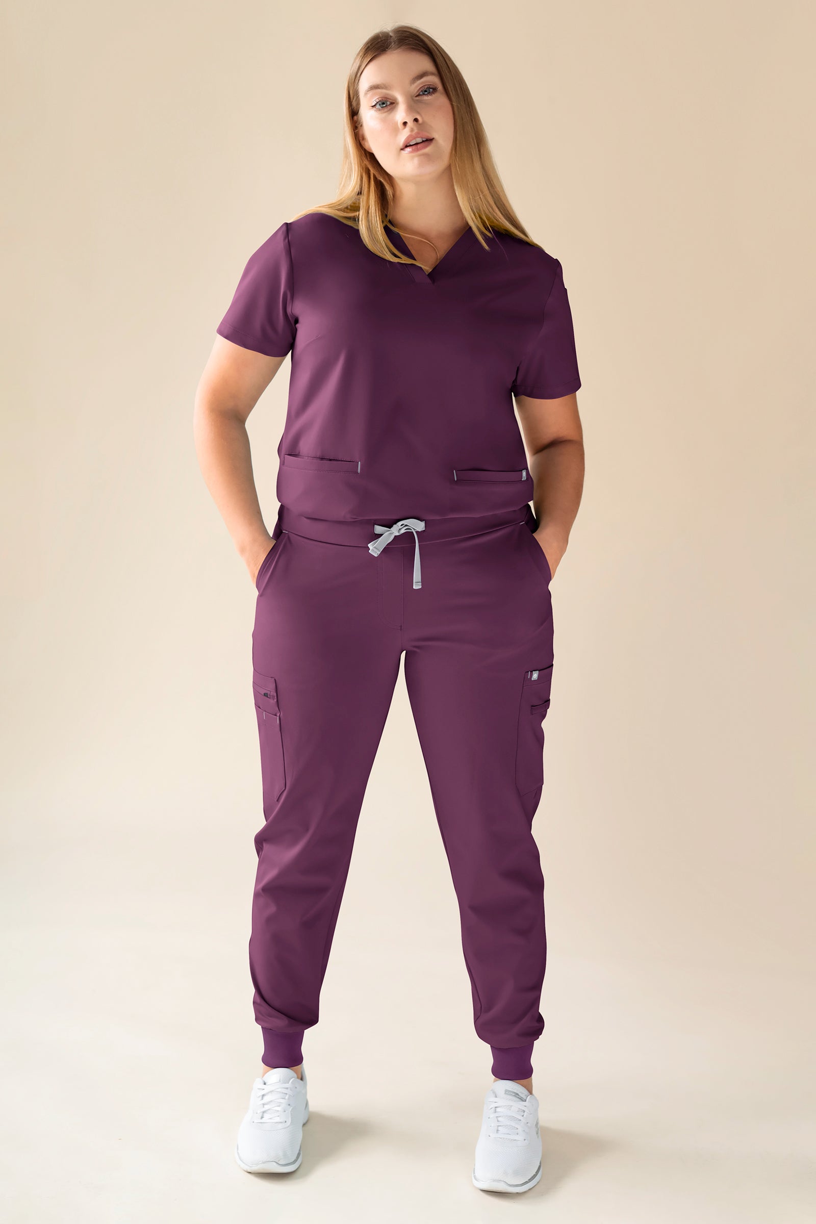 KAERE Schlupfkasack Damen - V-Ausschnitt pflaume, Vorderansicht Das Model ist 174 cm gross und trägt Grösse XL