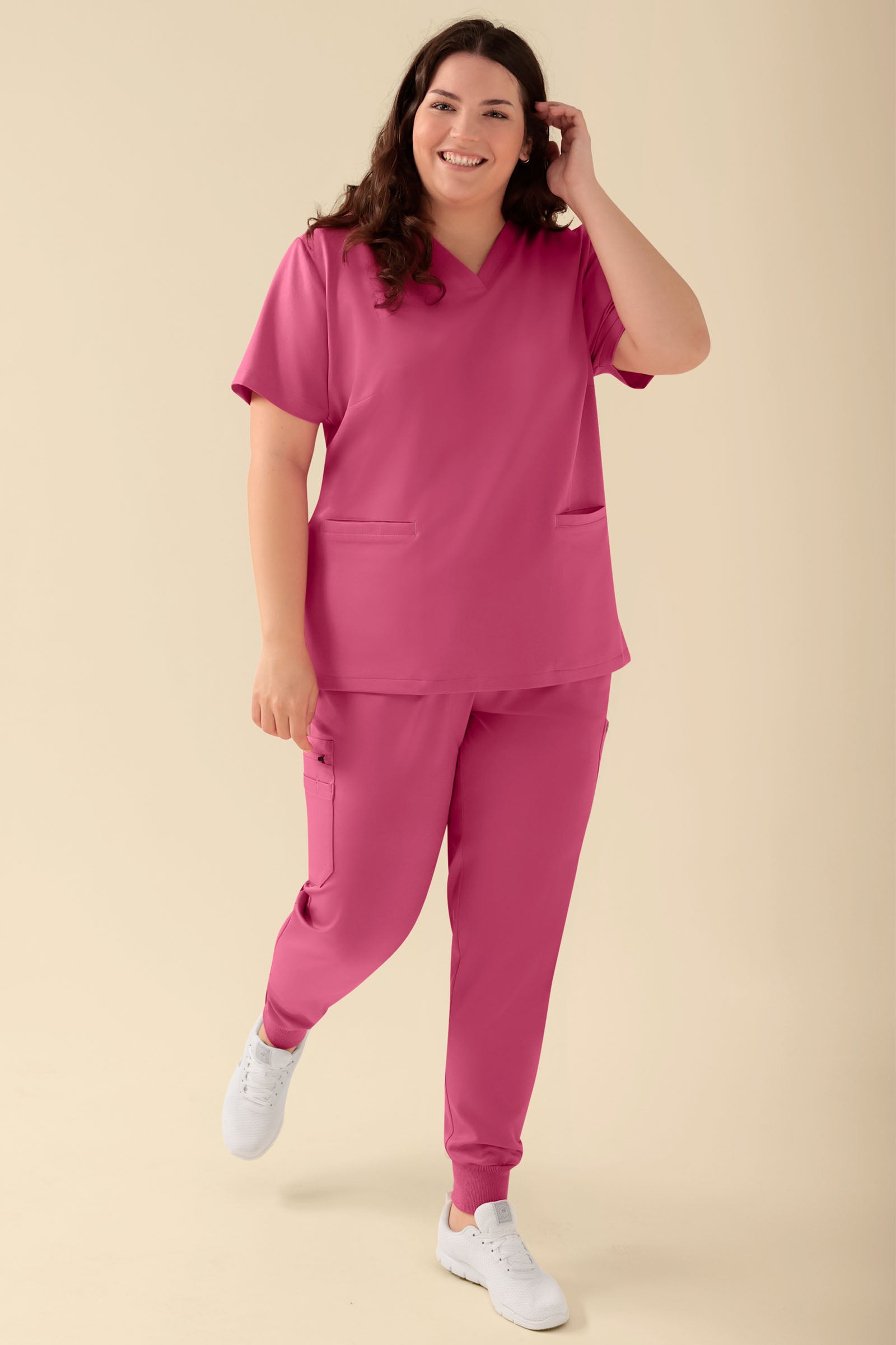 KAERE Schlupfkasack Damen - V-Ausschnitt rosenholz, Vorderansicht Das Model ist 174 cm gross und trägt Grösse XL