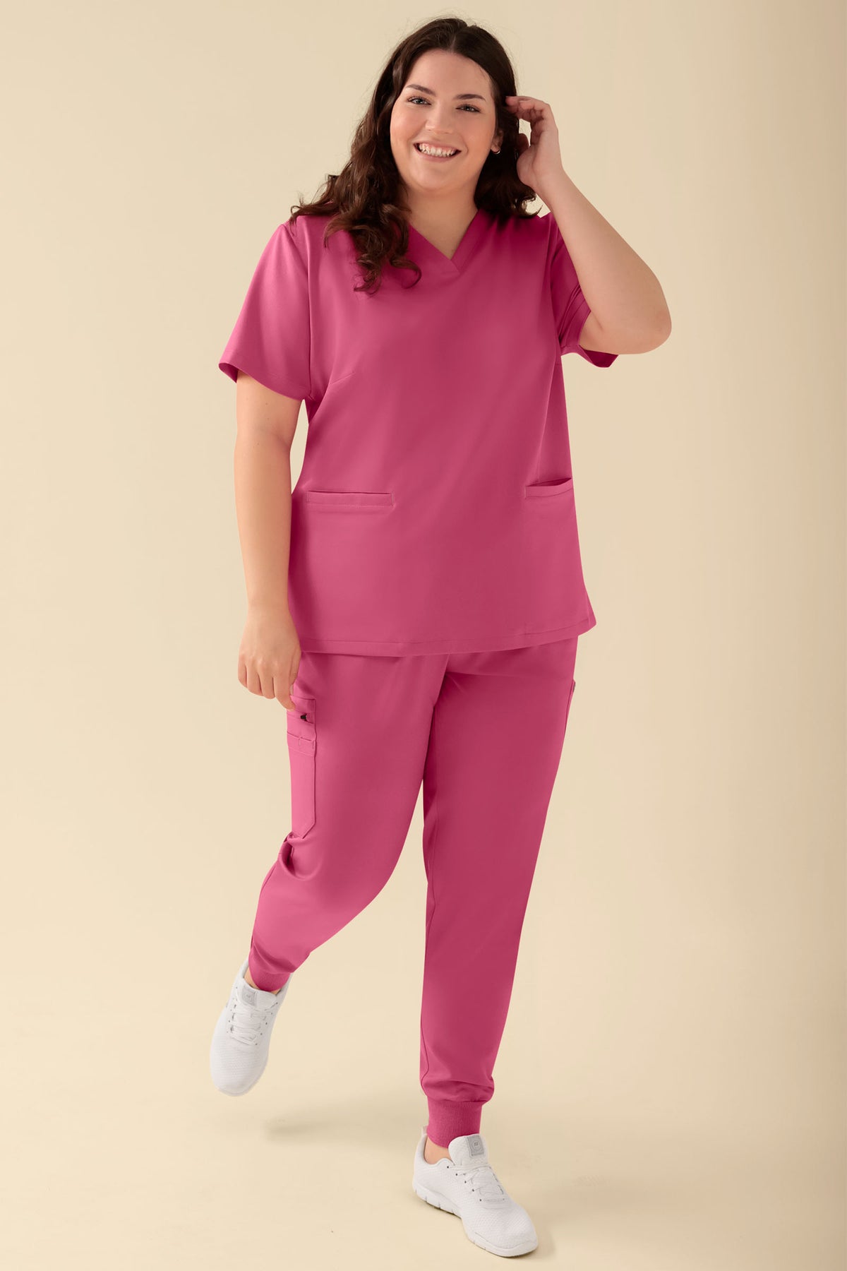 KAERE Schlupfkasack Damen - V-Ausschnitt rosenholz, Vorderansicht Das Model ist 174 cm gross und trägt Grösse XL