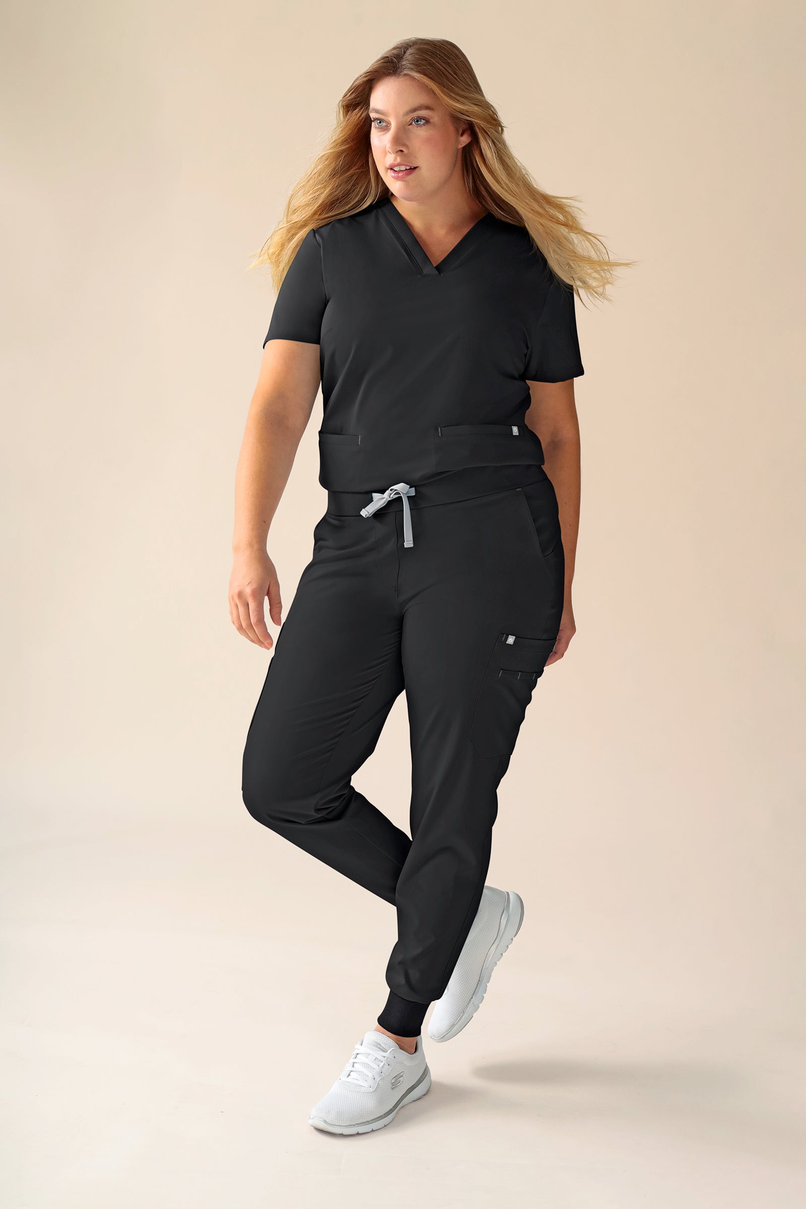 KAERE Schlupfkasack Damen - V-Ausschnitt schwarz, Vorderansicht Das Model ist 174 cm gross und trägt Grösse XL