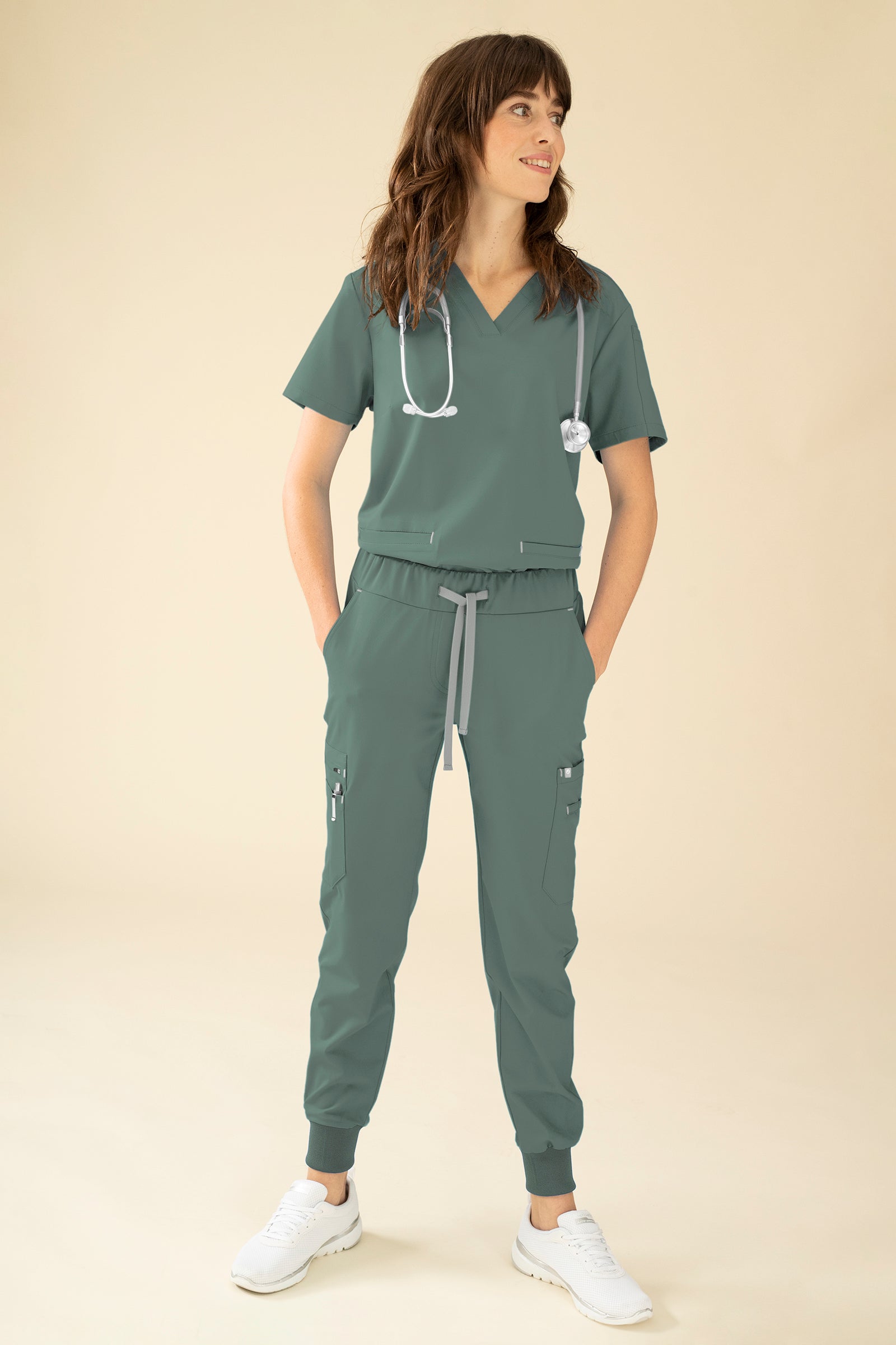 KAERE Hose Damen - Saumbündchen mit Beintaschen dunkelgrün, Vorderansicht Das Model ist 175 cm gross und trägt Grösse S