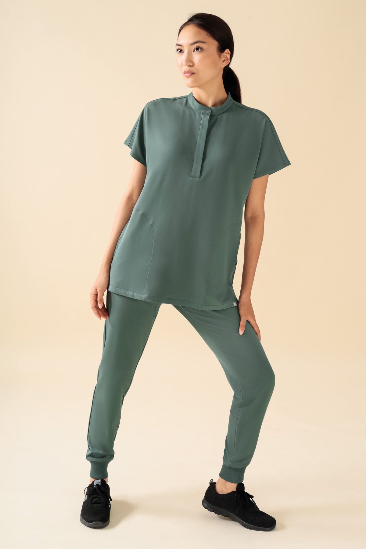 KAERE Hose Damen - Saumbündchen ohne Beintaschen dunkelgrün, Vorderansicht Das Model ist 175 cm gross und trägt Grösse S
