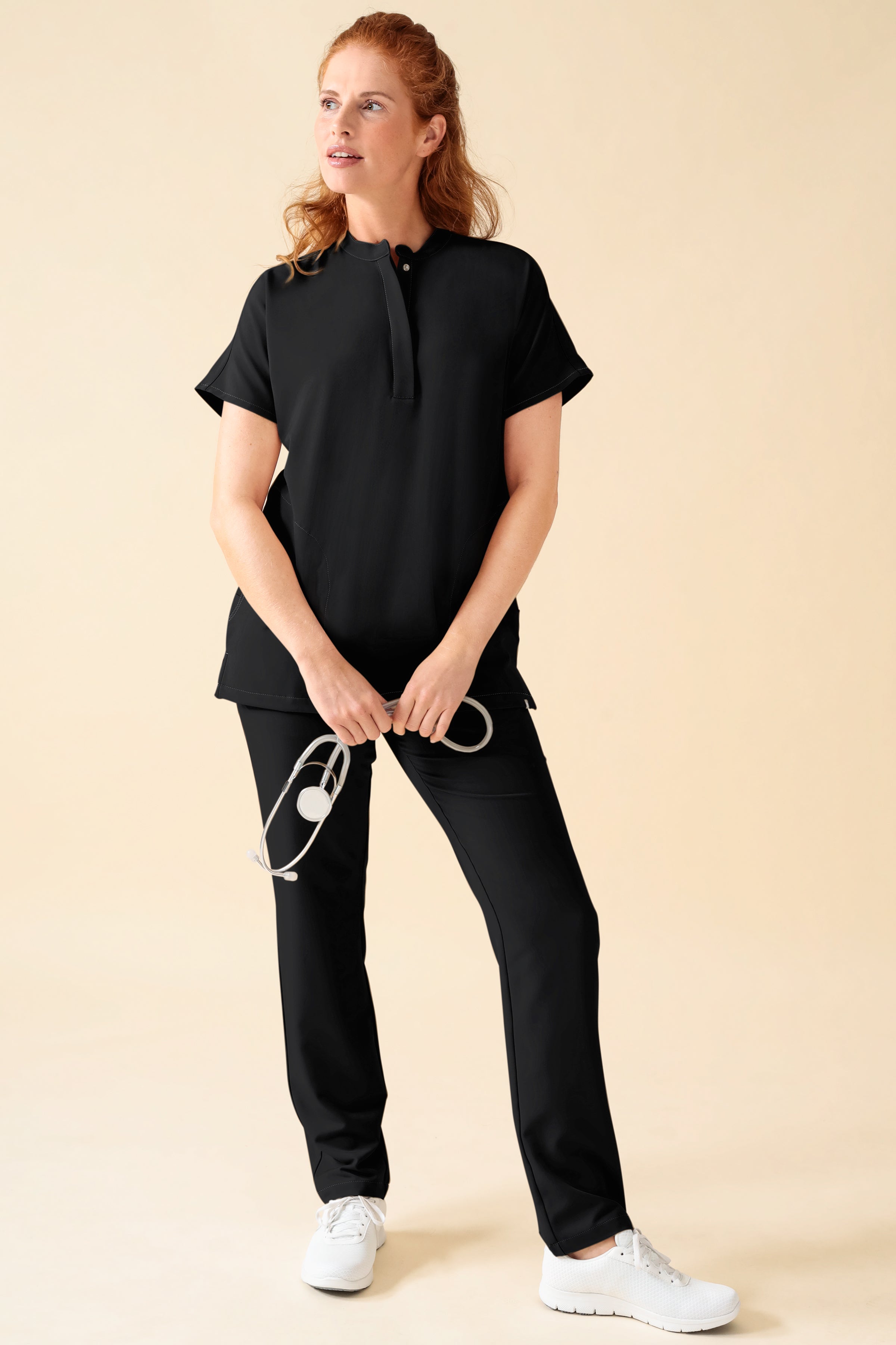 KAERE Hose Damen - gerader Saum ohne Beintaschen schwarz, Vorderansicht Das Model ist 175 cm gross und trägt Grösse S