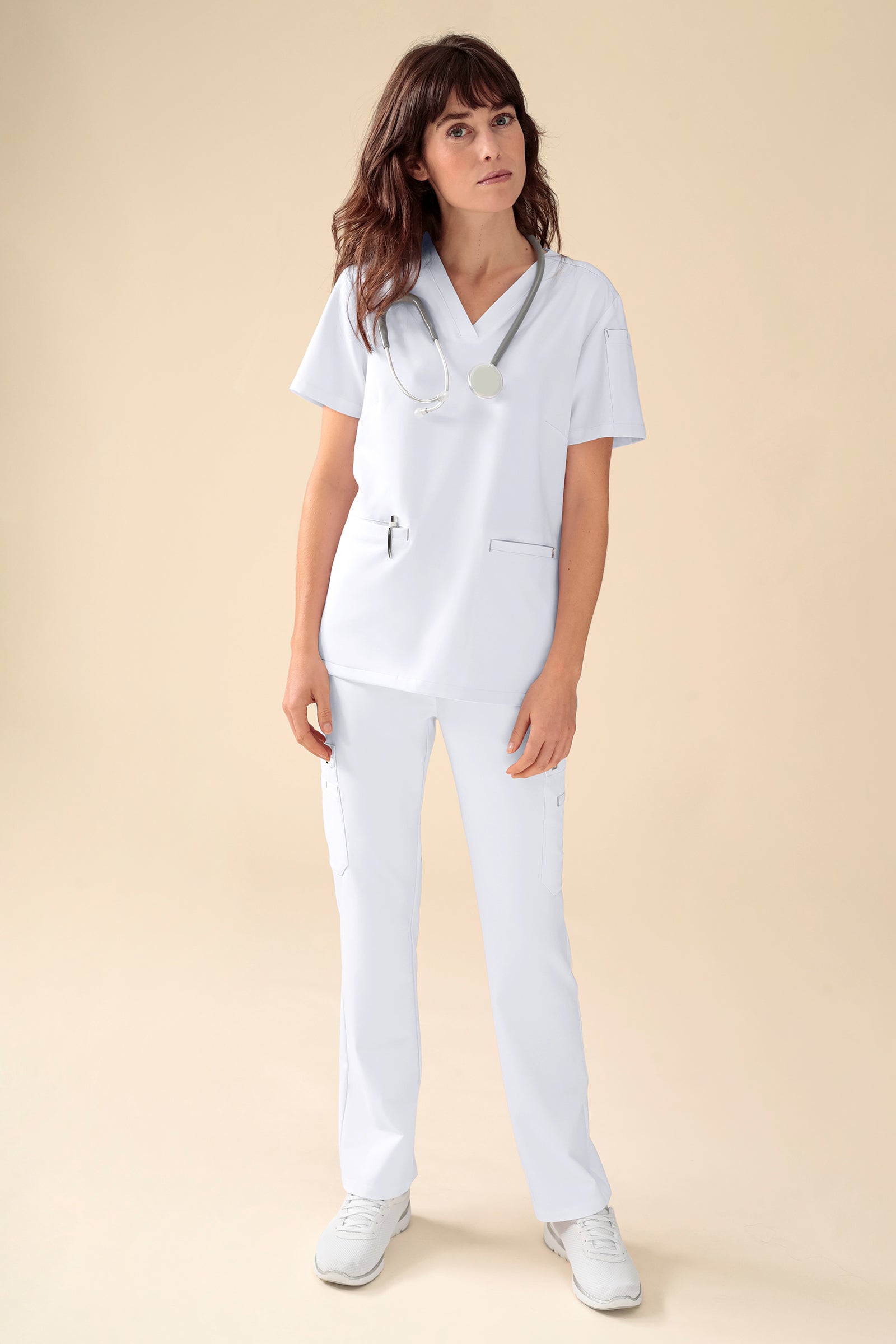 KAERE Hose Damen - gerader Saum mit Beintaschen weiss, Vorderansicht Das Model ist 175 cm gross und trägt Grösse S