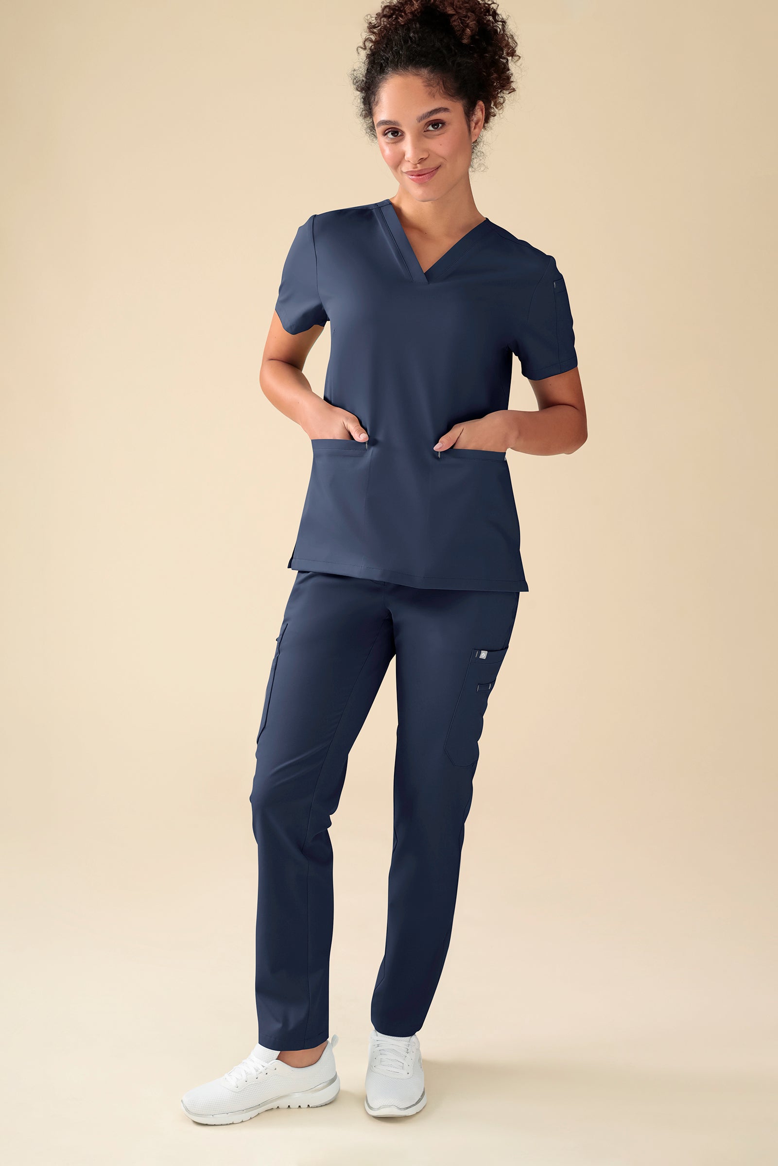 KAERE Hose Damen - gerader Saum mit Beintaschen navy, Vorderansicht Das Model ist 176 cm gross und trägt Grösse S