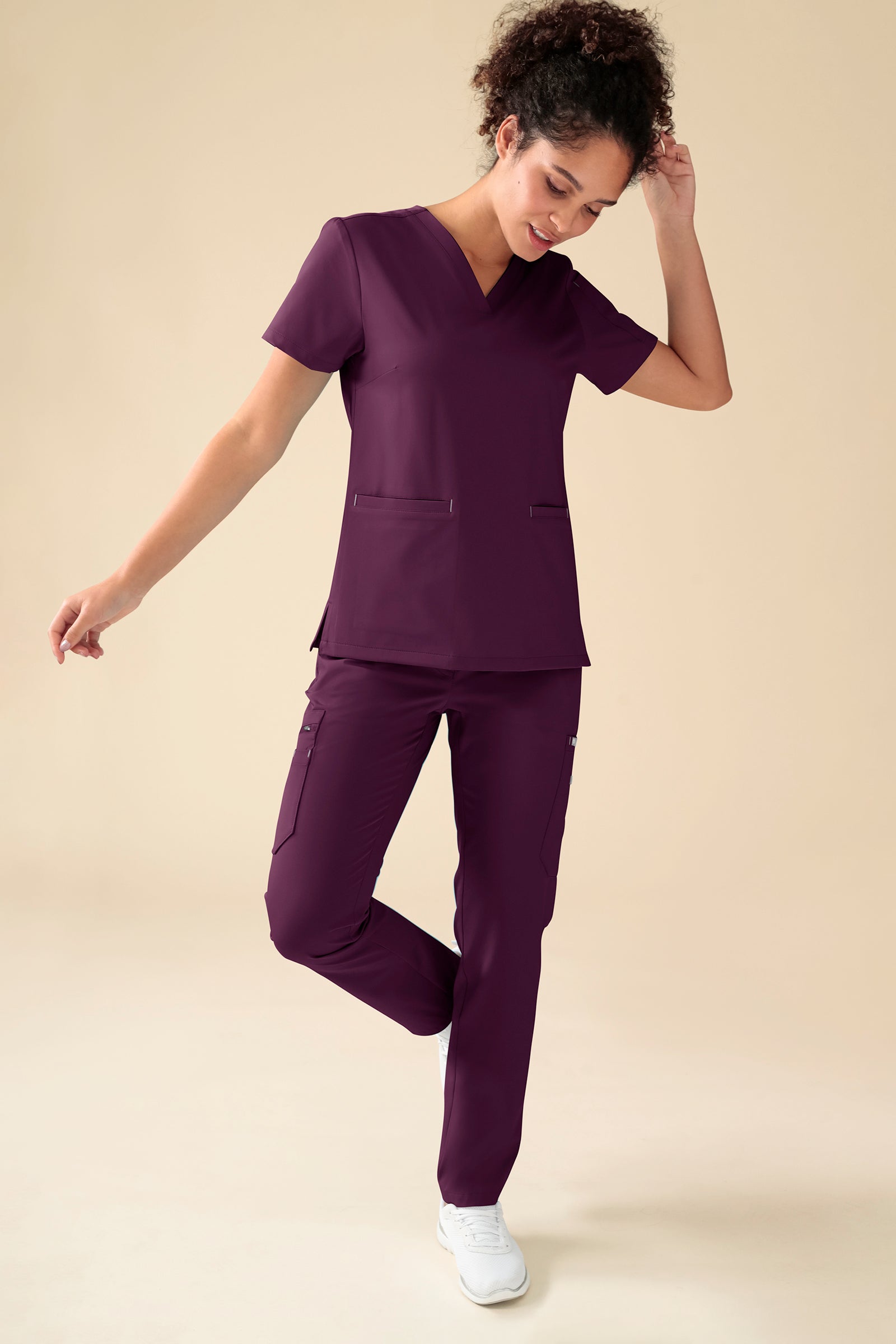 KAERE Hose Damen - gerader Saum mit Beintaschen pflaume, Vorderansicht Das Model ist 176 cm gross und trägt Grösse S
